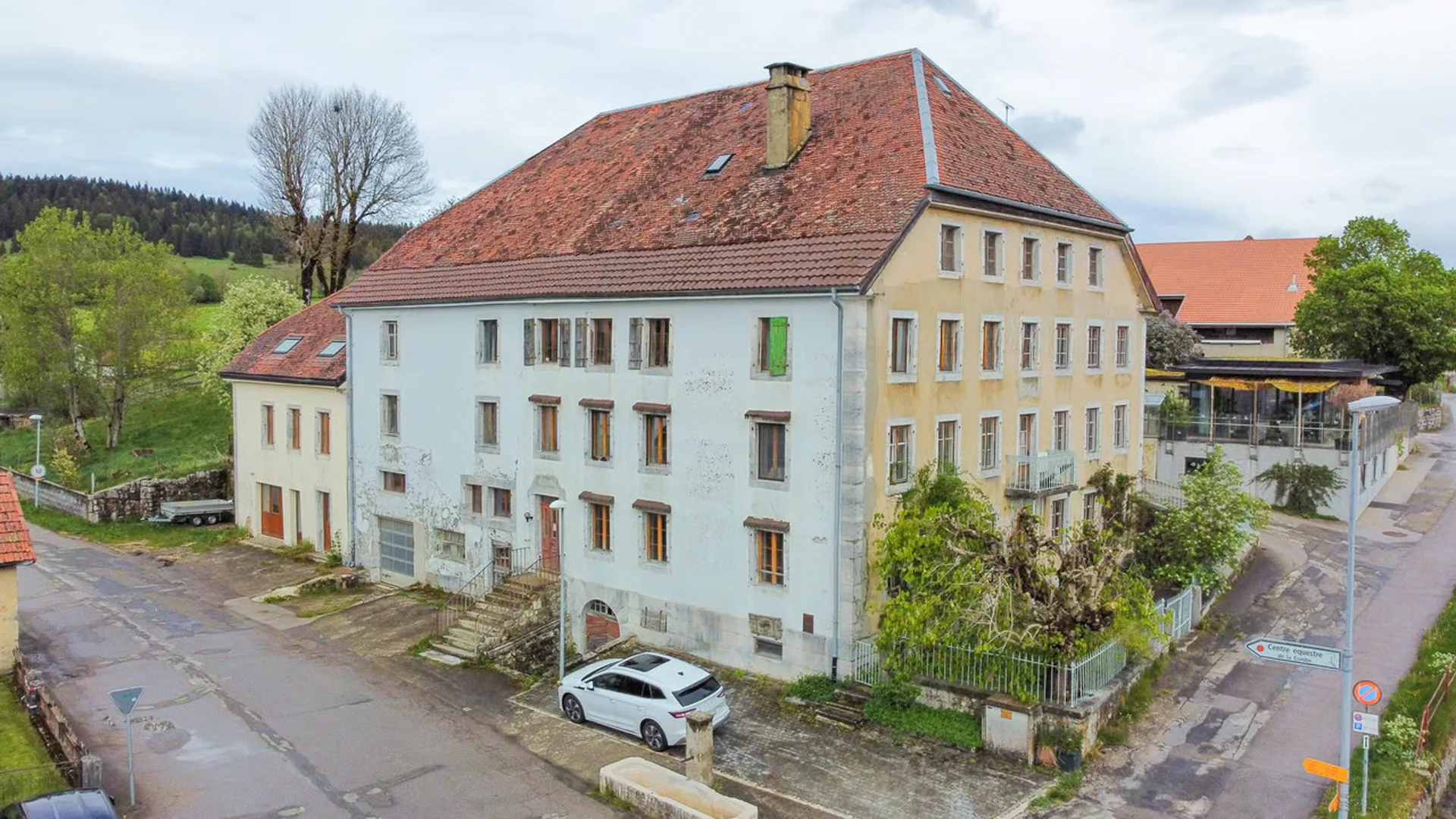 Maison indépendante avec immeuble locatif et divers annexes