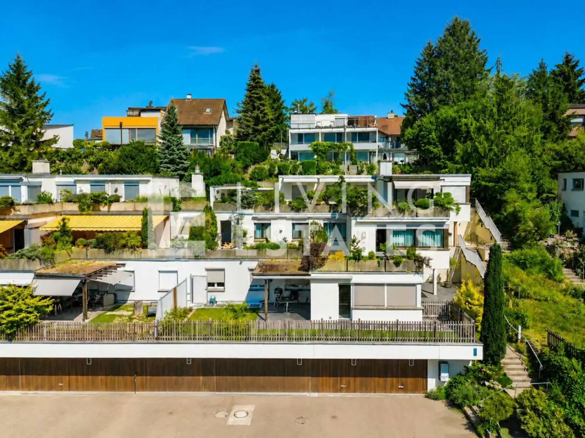 TERRASSENHAUS MIT PANORAMABLICK UND INDIVIDUELLEM LICHTKONZEPT
