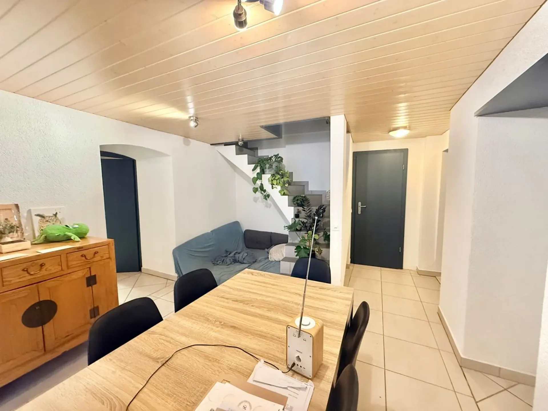 Mischraum mit 2,5-Zimmer-Wohnung und Werkstatt - Zentrum von Tramelan