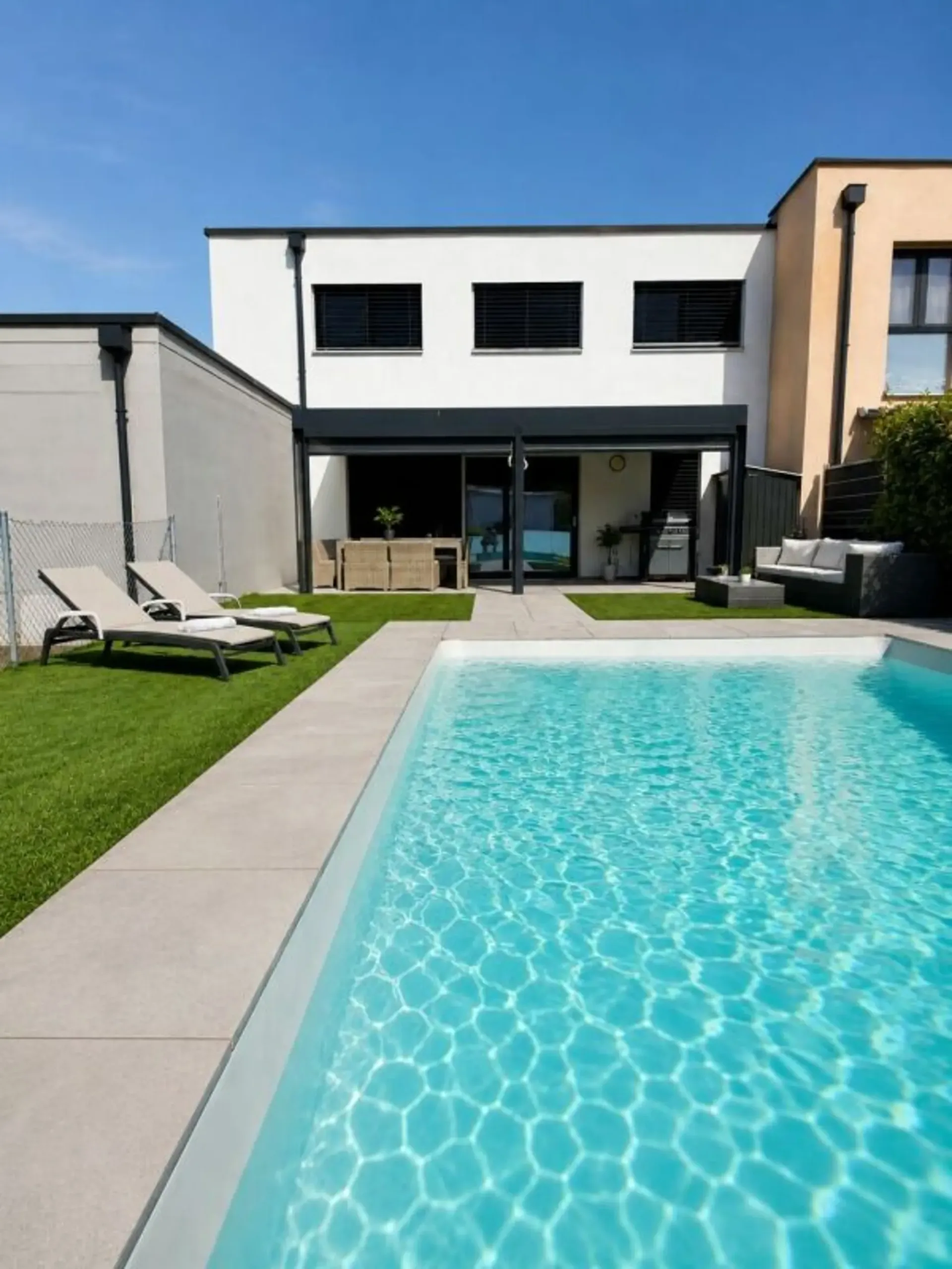 Villa E mit Pool