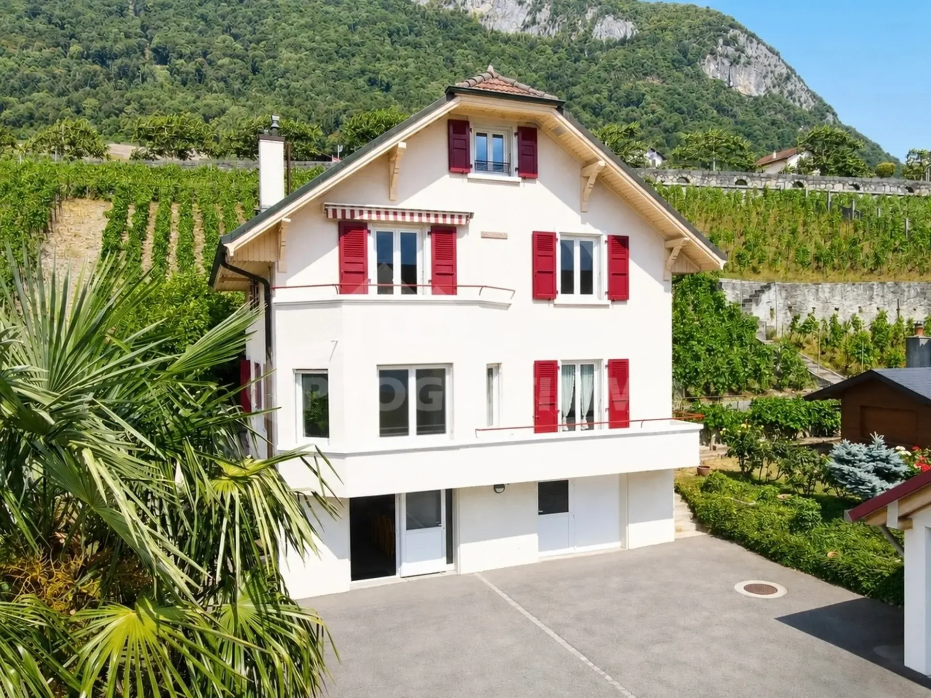 HAUS MIT ZWEI WOHNUNGEN, DAS VIELE MÖGLICHKEITEN BIEDET