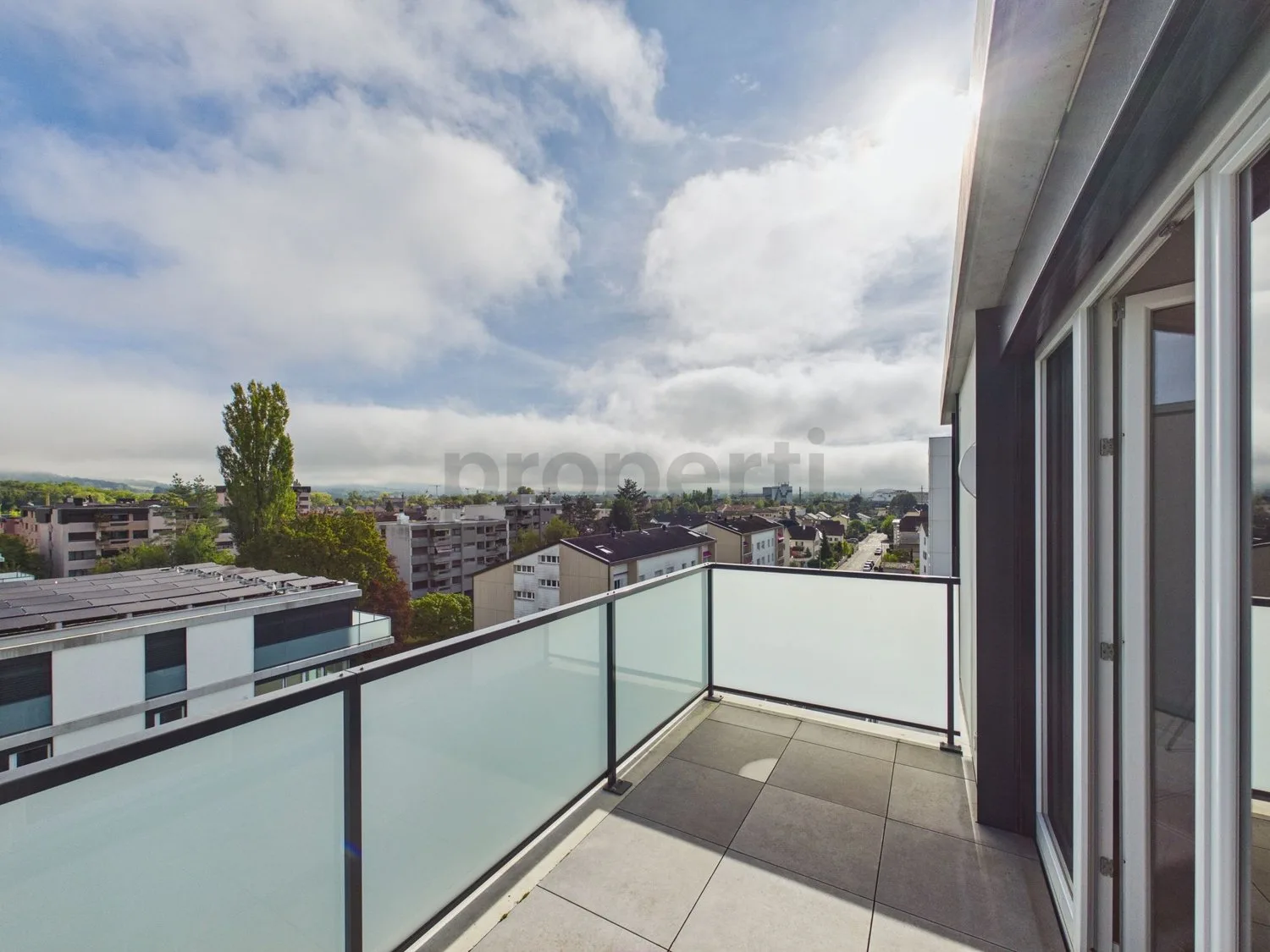 Delémont : 2,5 pièces Minergie-P - central, vue panoramique et au bord de la rivière | Delémont: 2,5-Zimmer-Wohnung Minergie-P - zentral, Panoramablick und direkt am Fluss