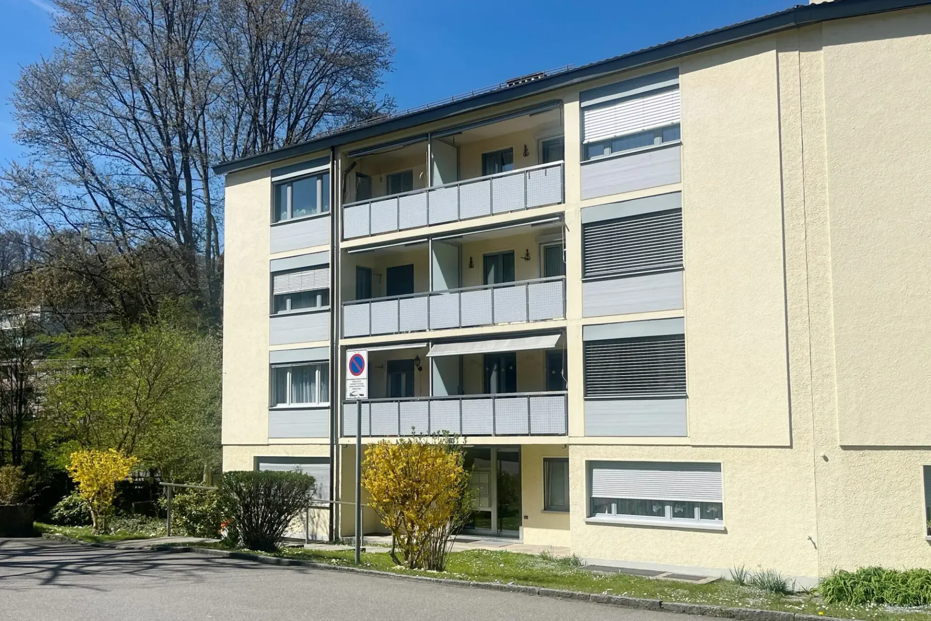 Wohnung mit Balkon mit Sicht ins Grüne nahe dem Dättwiler Weiher