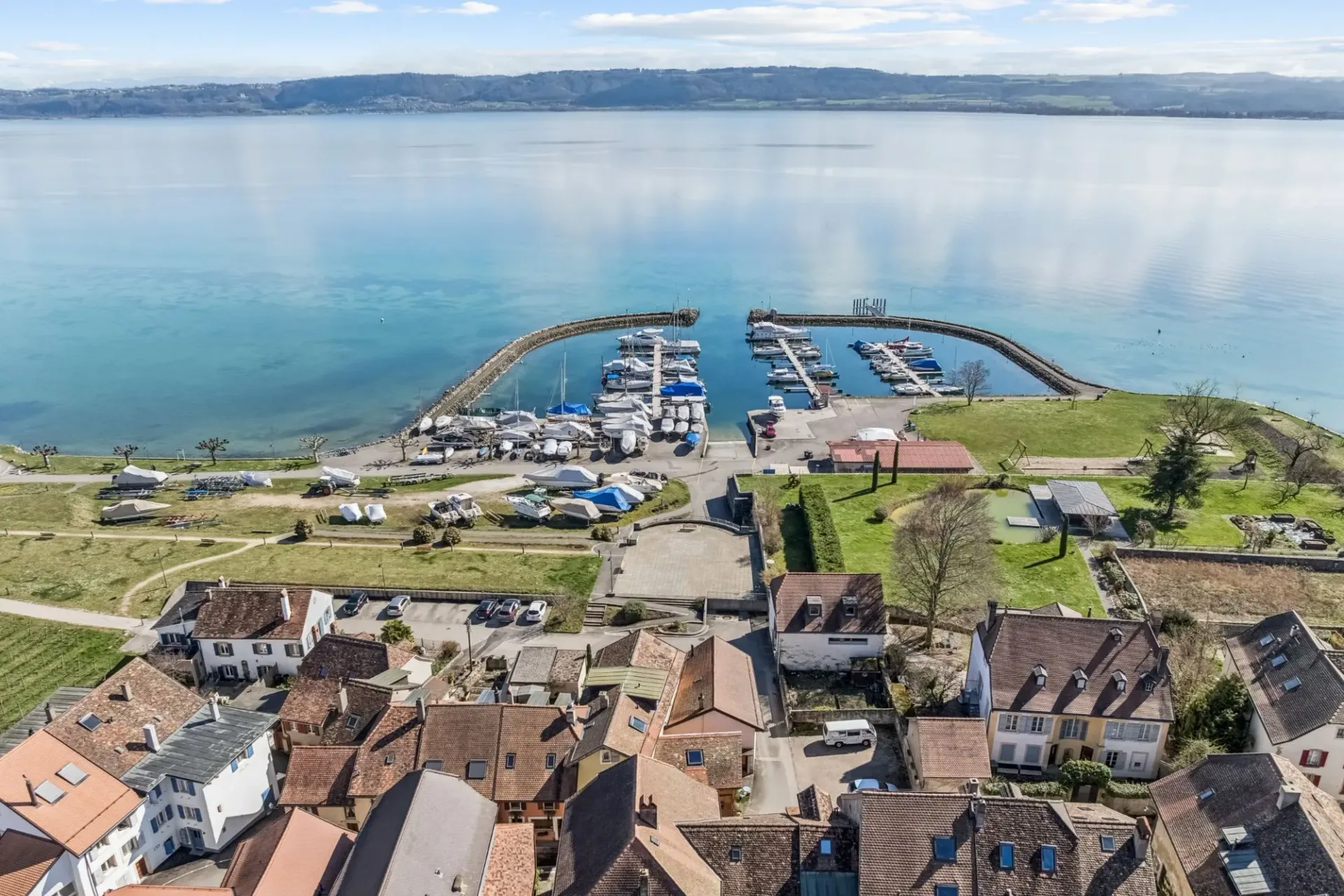 Charaktervolles Dorfhaus direkt am Neuenburgersee!