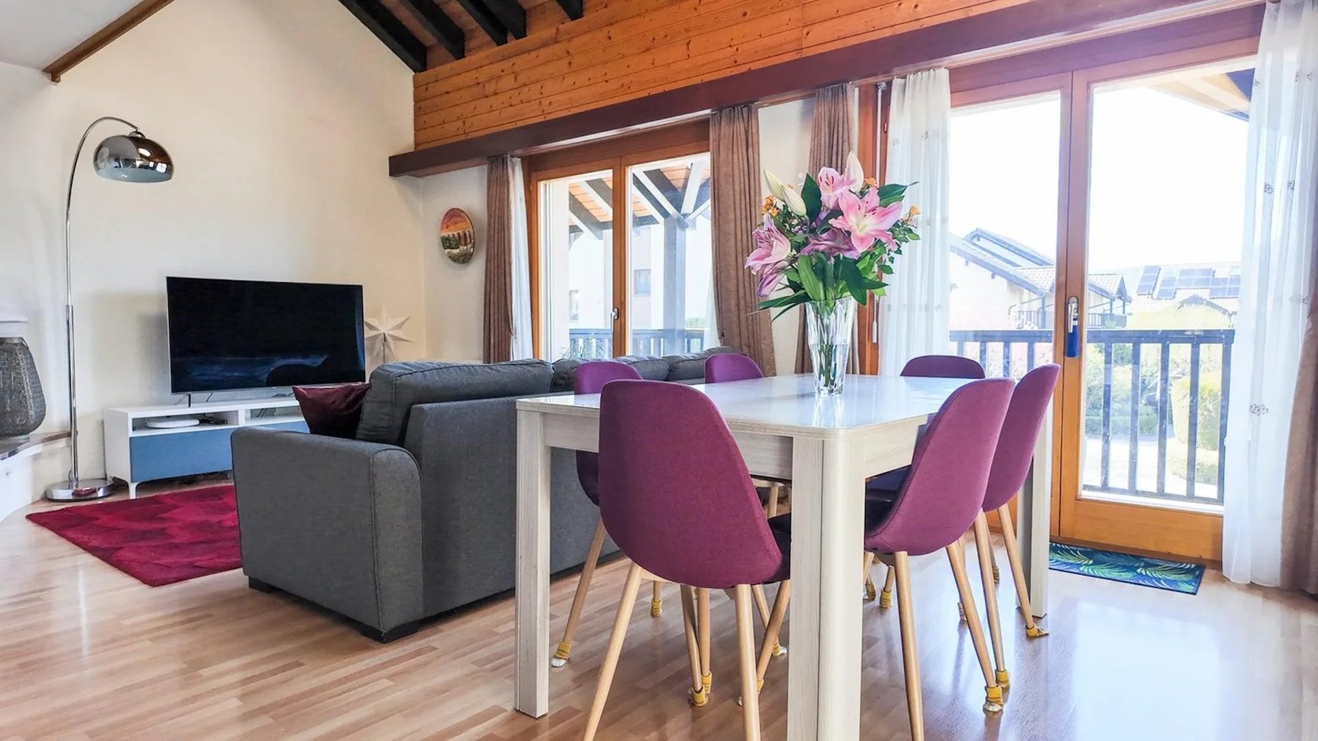 Schönes durchgängiges und renoviertes Doppelhaus mit Balkonen