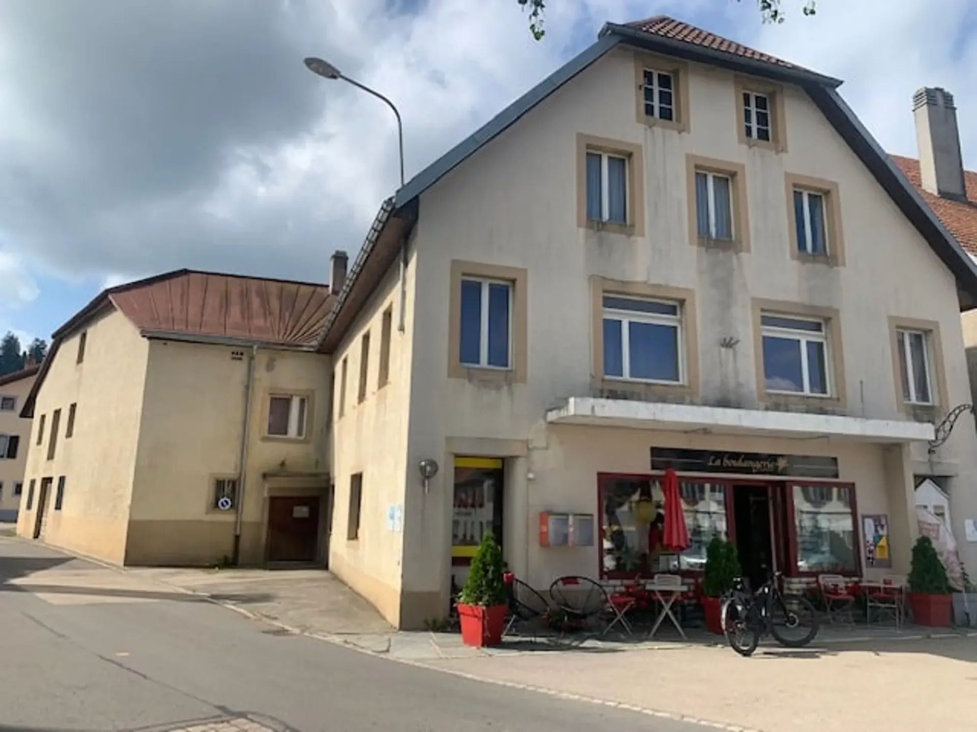 2406 La Brévine/NE Gebäude - 1 Gewerbe Bäckerei Laden - 2 Wohnungen - 2 Garagen