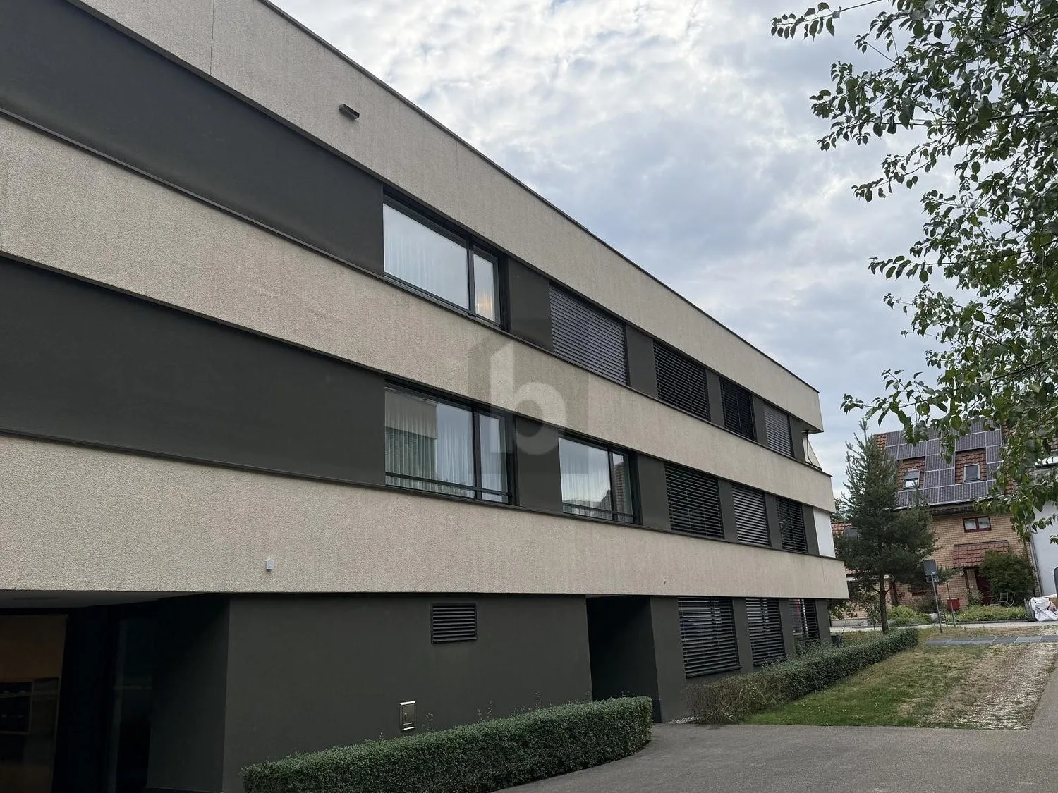 GEHOBENES WOHNAMBIENTE MIT GROSSER LOGGIA