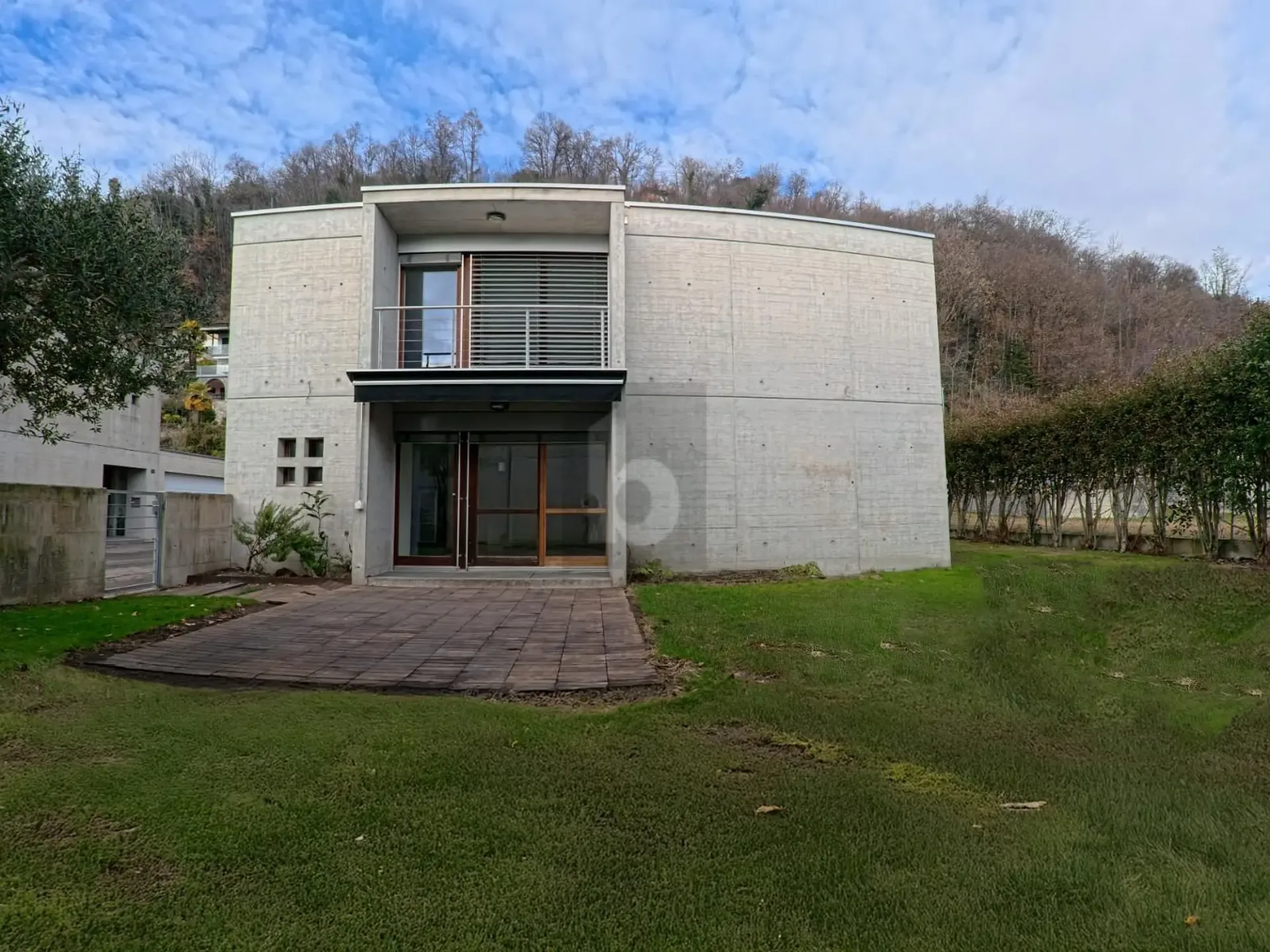Elegantes und geräumiges Haus mit Garten und Pool