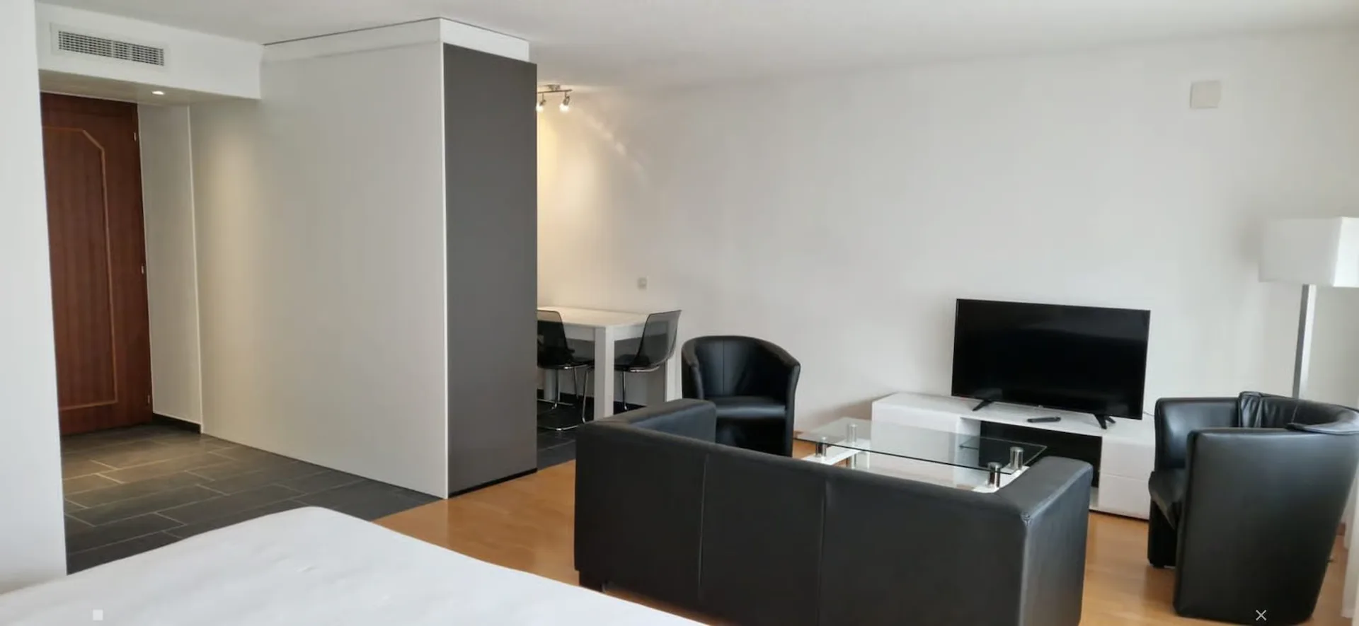 Studio möbliert mit Service
