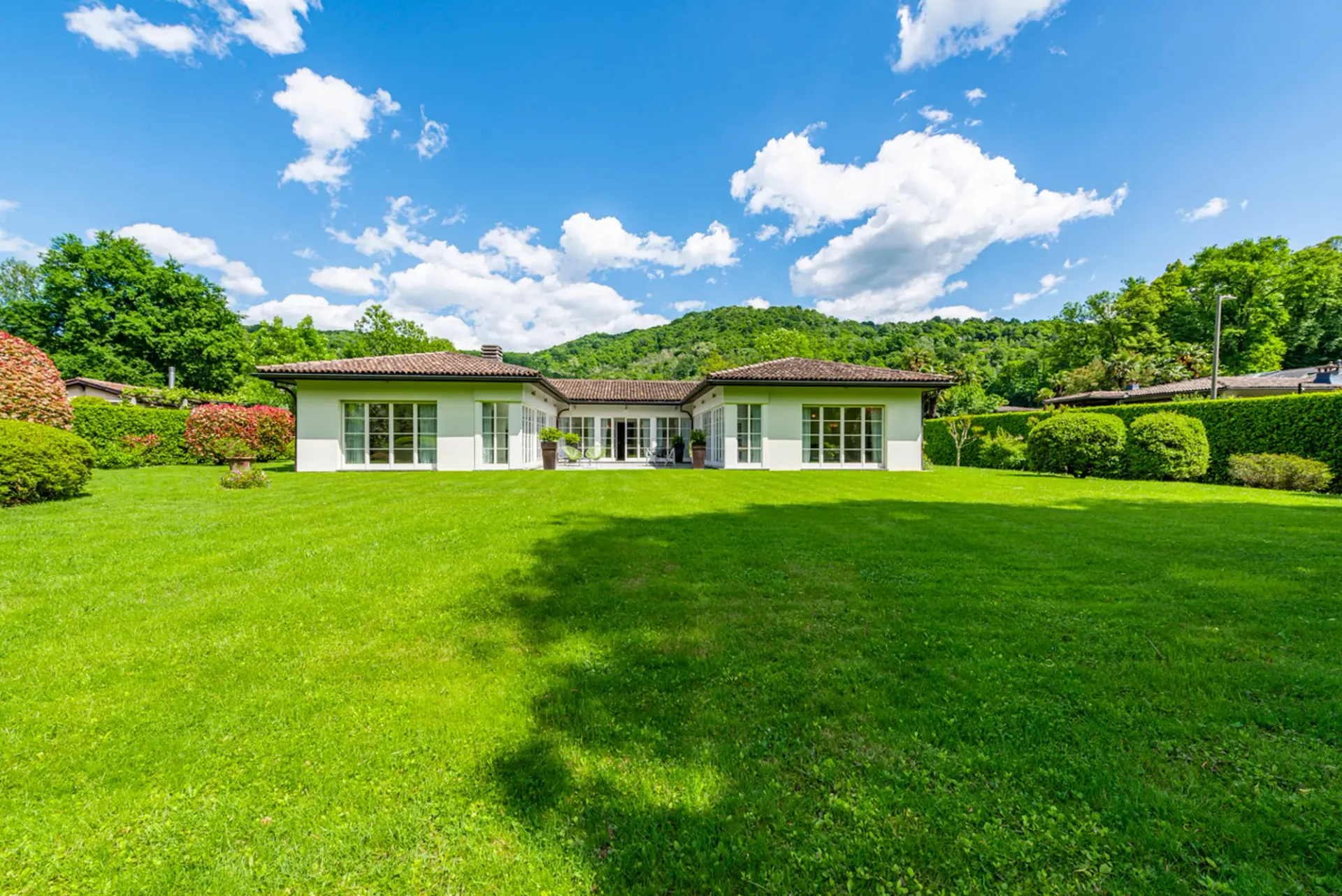 Elegante villa con piscina immersa nel verde