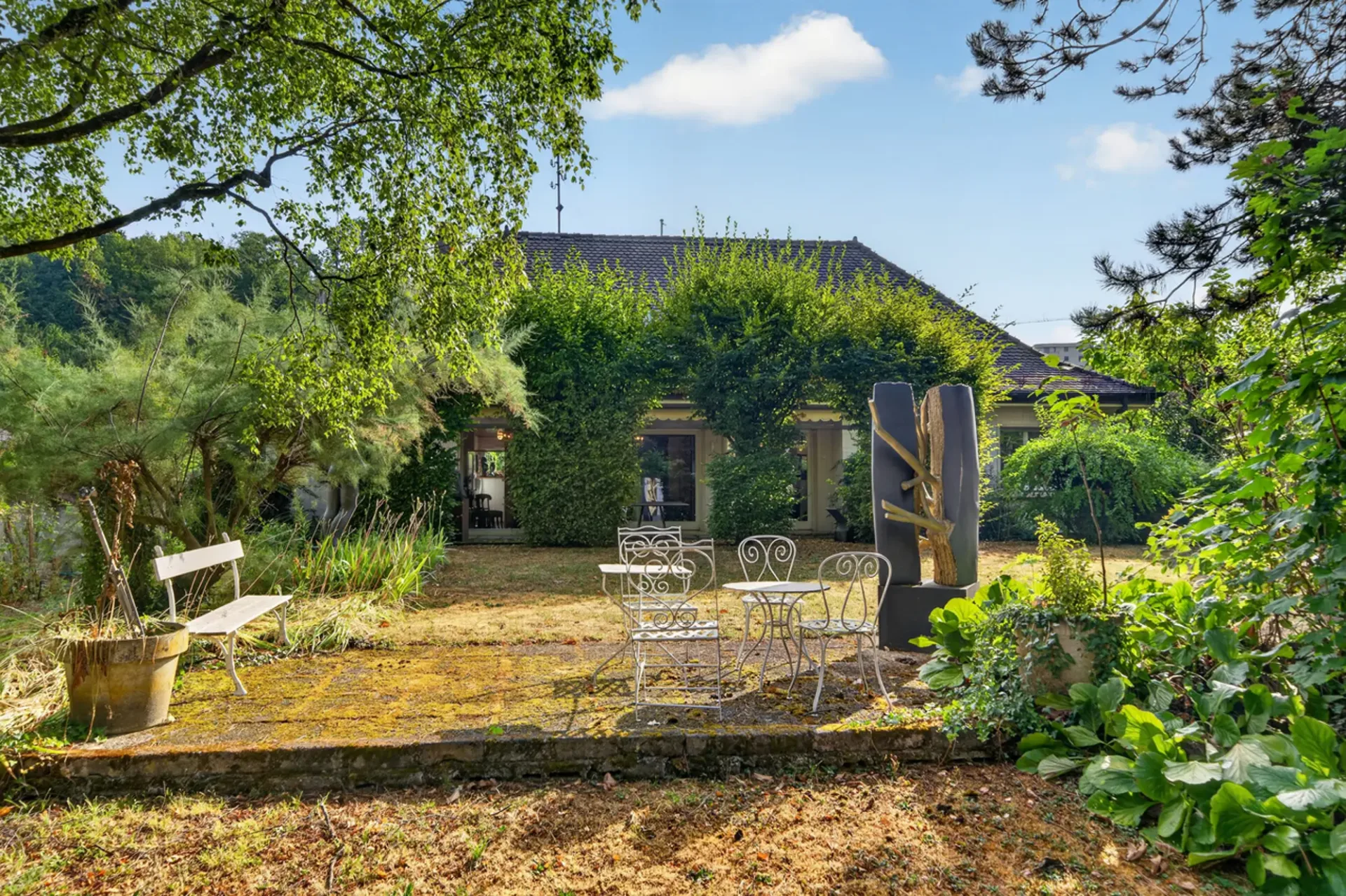 Charmanter individueller Villenbau zum Renovieren mit Garten