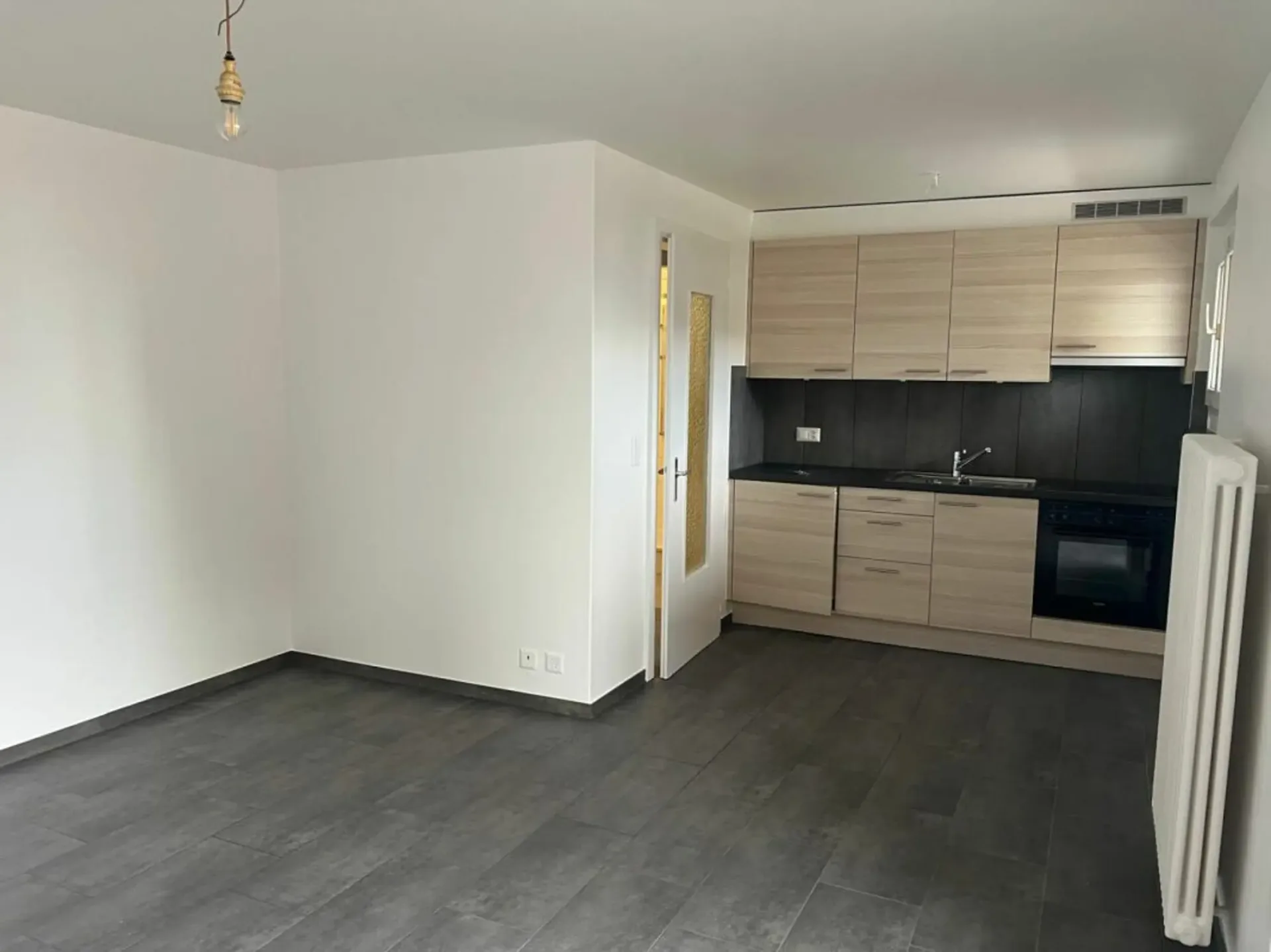 Studio mit Balkon im Untergeschoss