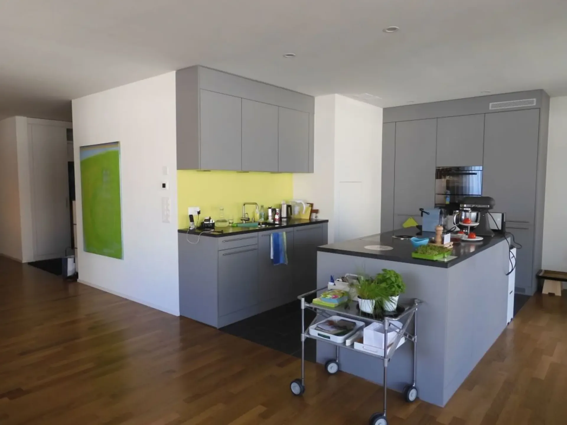 Modern apartment - 3.5 room apartment near the train station, sunny and spacious