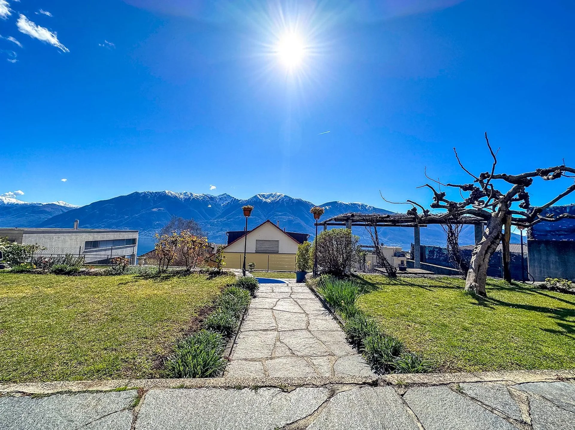 3-1/2 Zimmerwohnung mit Garten und Seeblick / 3.5 con giardino