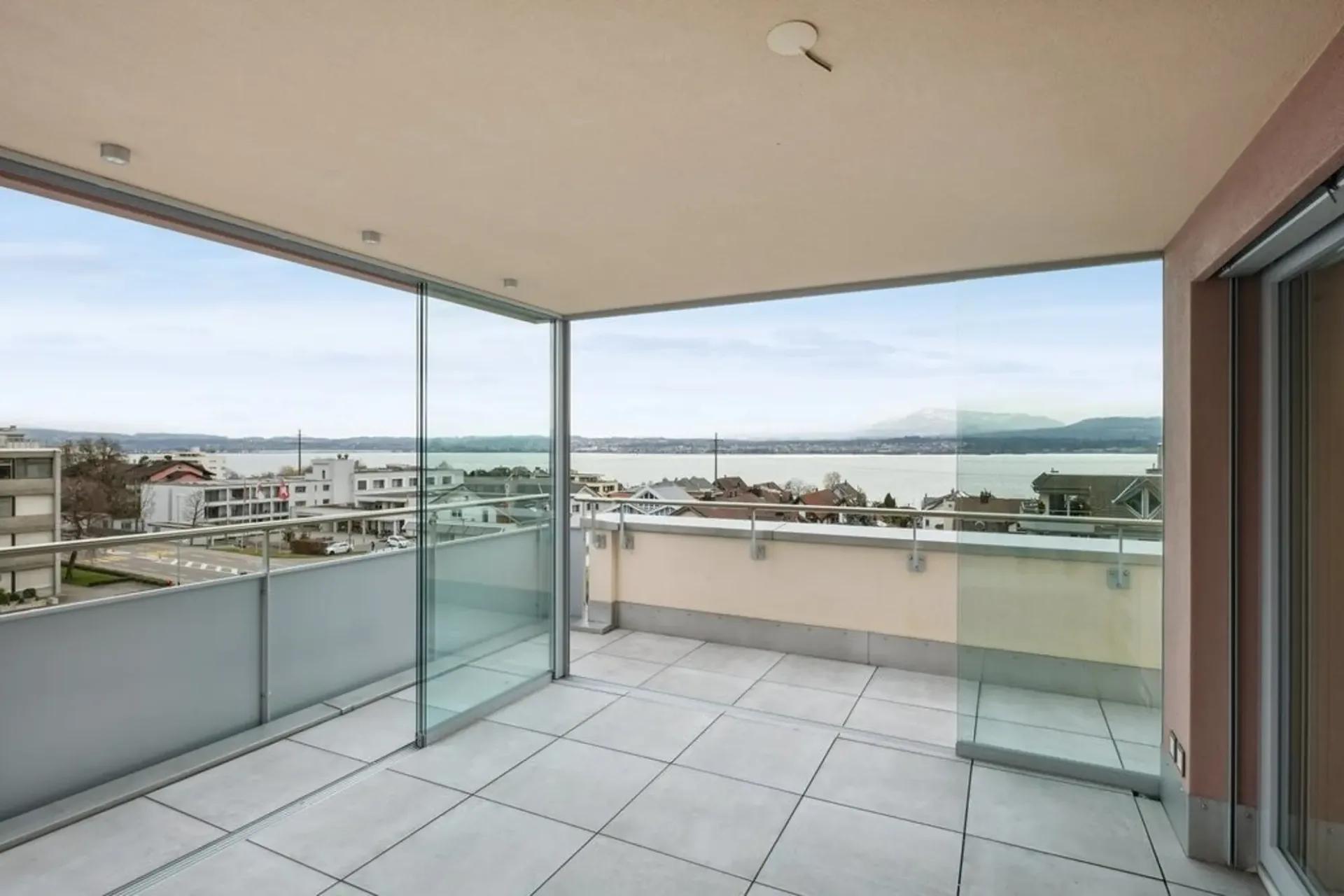 Penthouse Apartment with Breathtaking Lake View