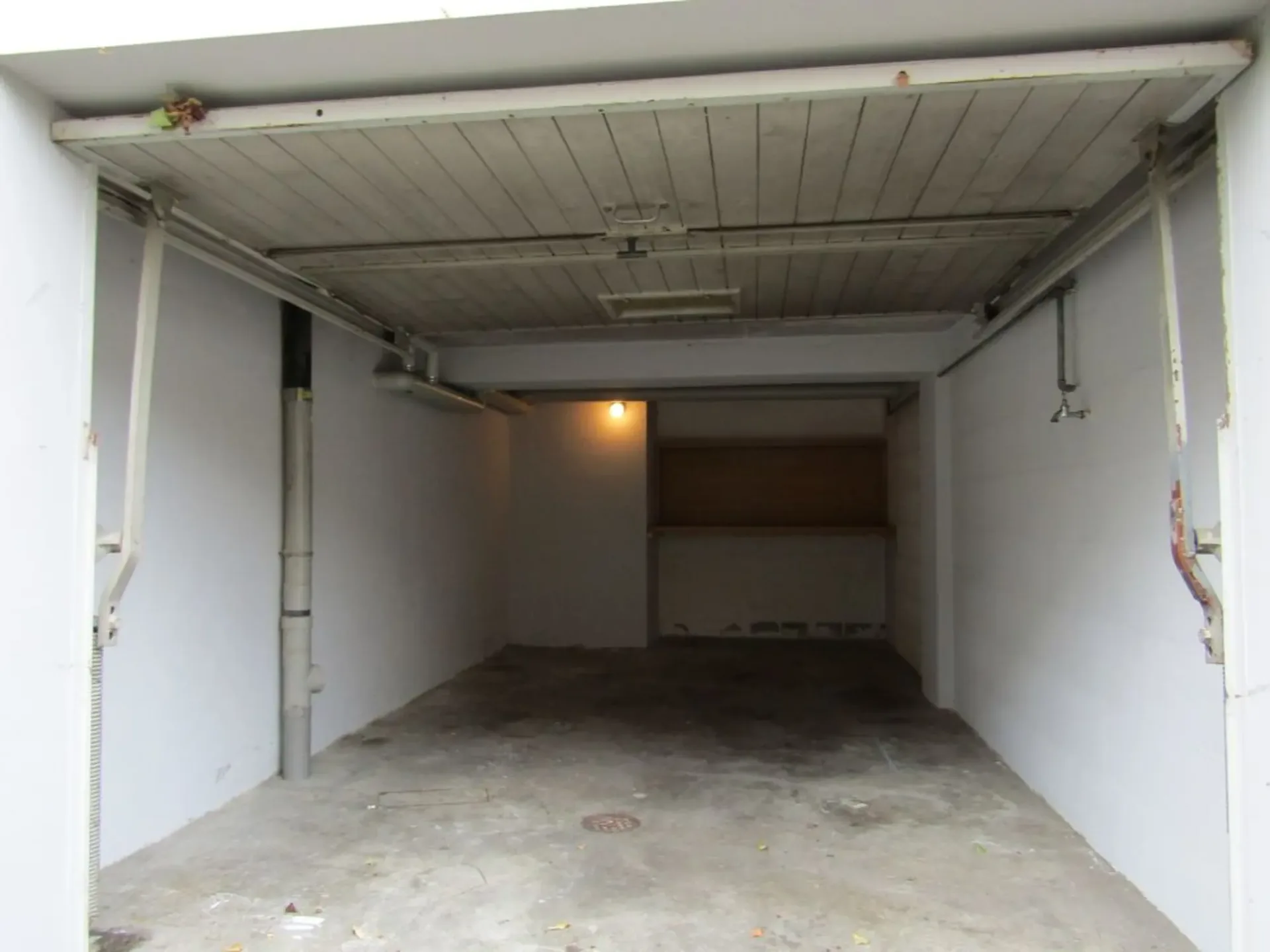 Schmale Garagebox an zentraler Lage!