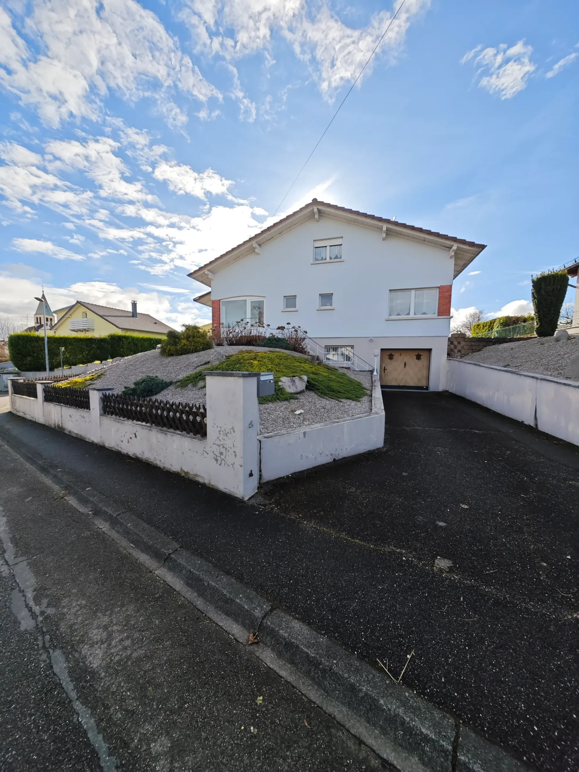 Casa familiare con 5 camere, grande garage e giardino, vicino al confine svizzero