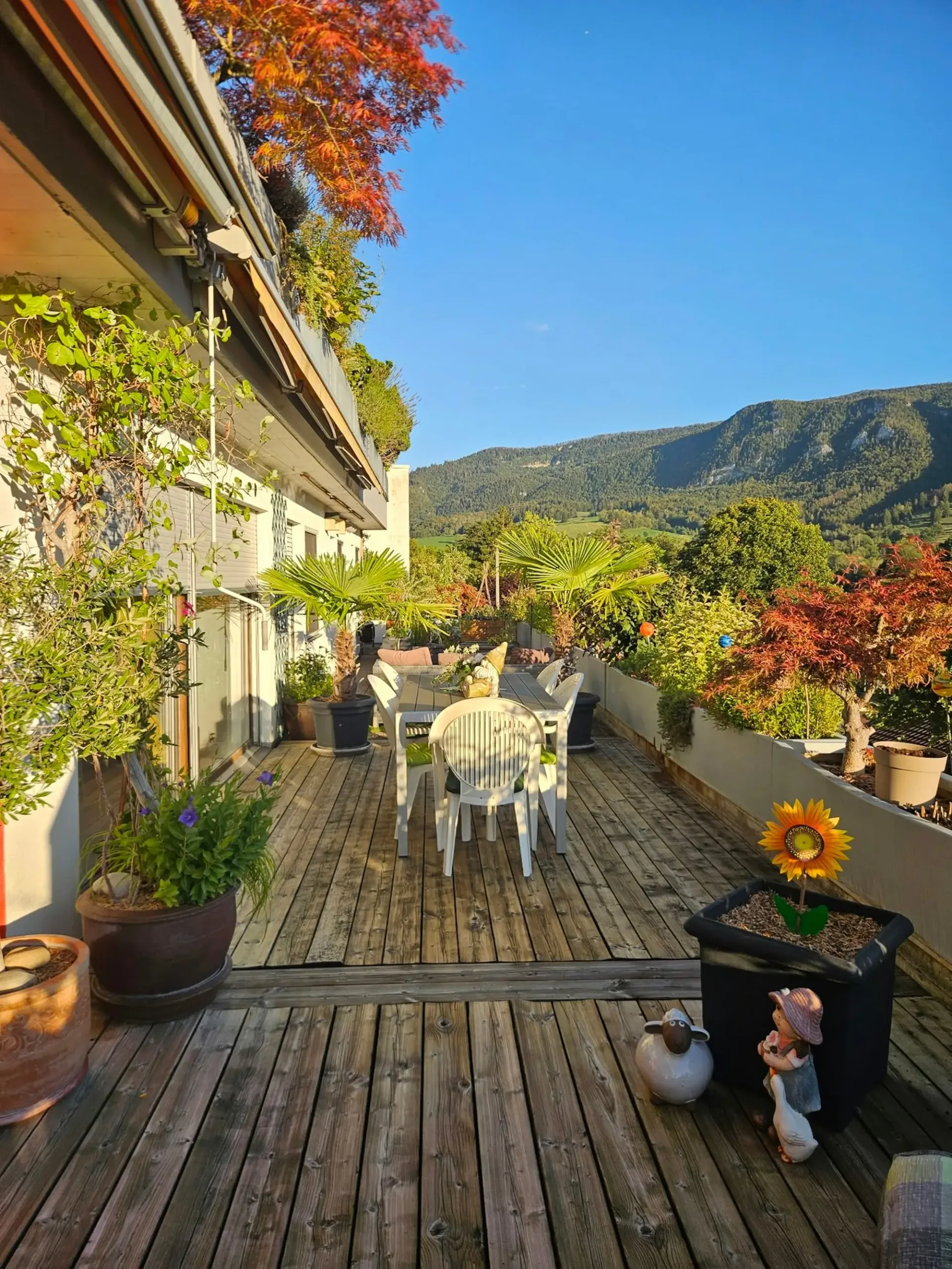 Spacious 5.5-room attic apartment with terrace in Moutier with unobstructed view, 2 garages