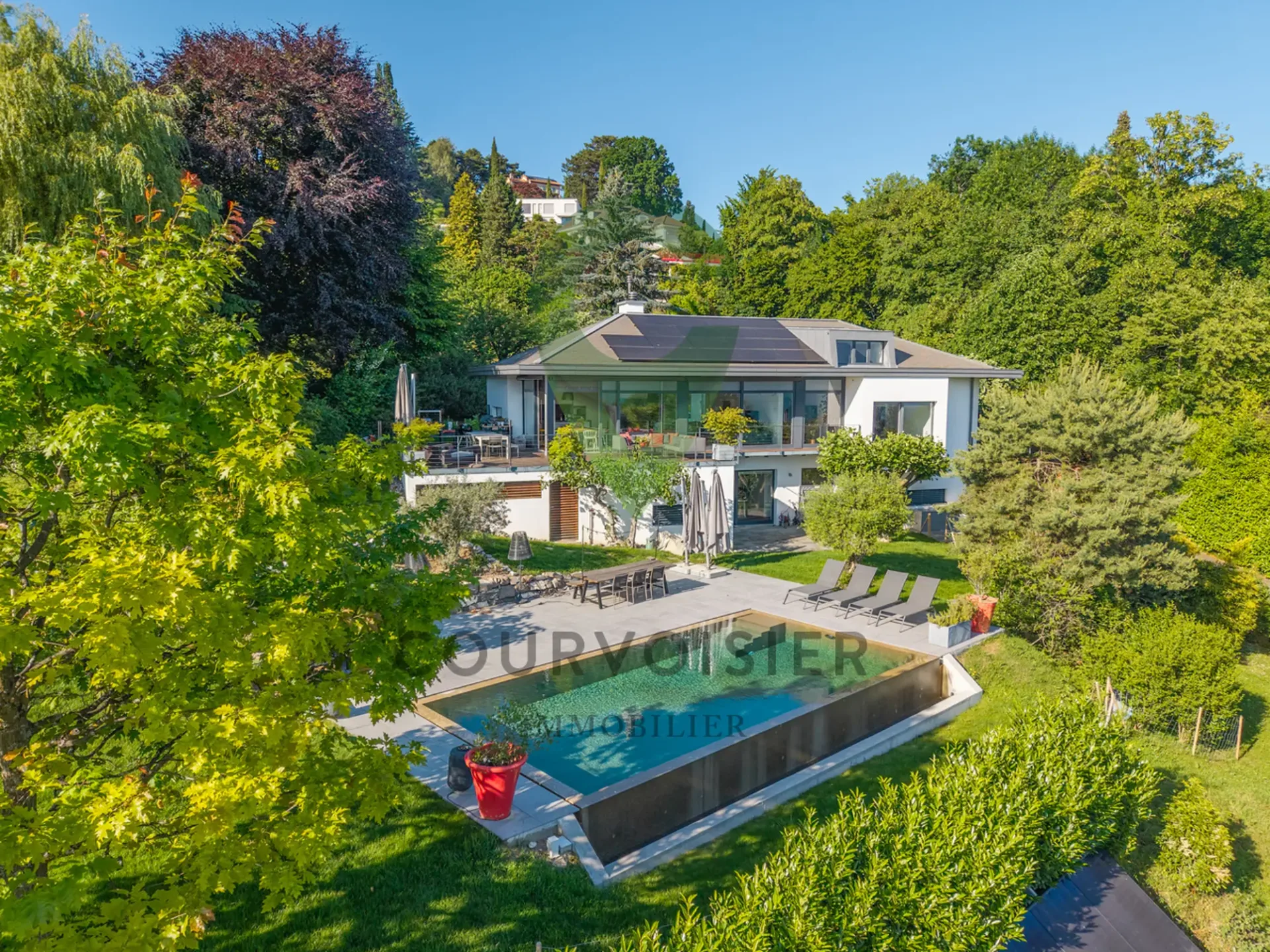Magnifique Villa mit Panoramablick und Spiegelteich