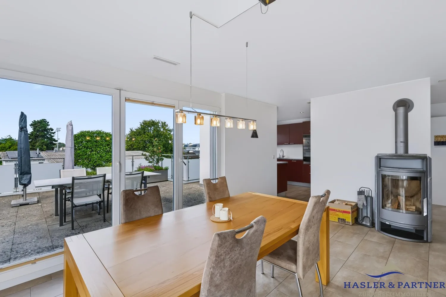 Appartamento attico rappresentativo di 5½ locali con terrazza di 144 m² e vista sulle Alpi