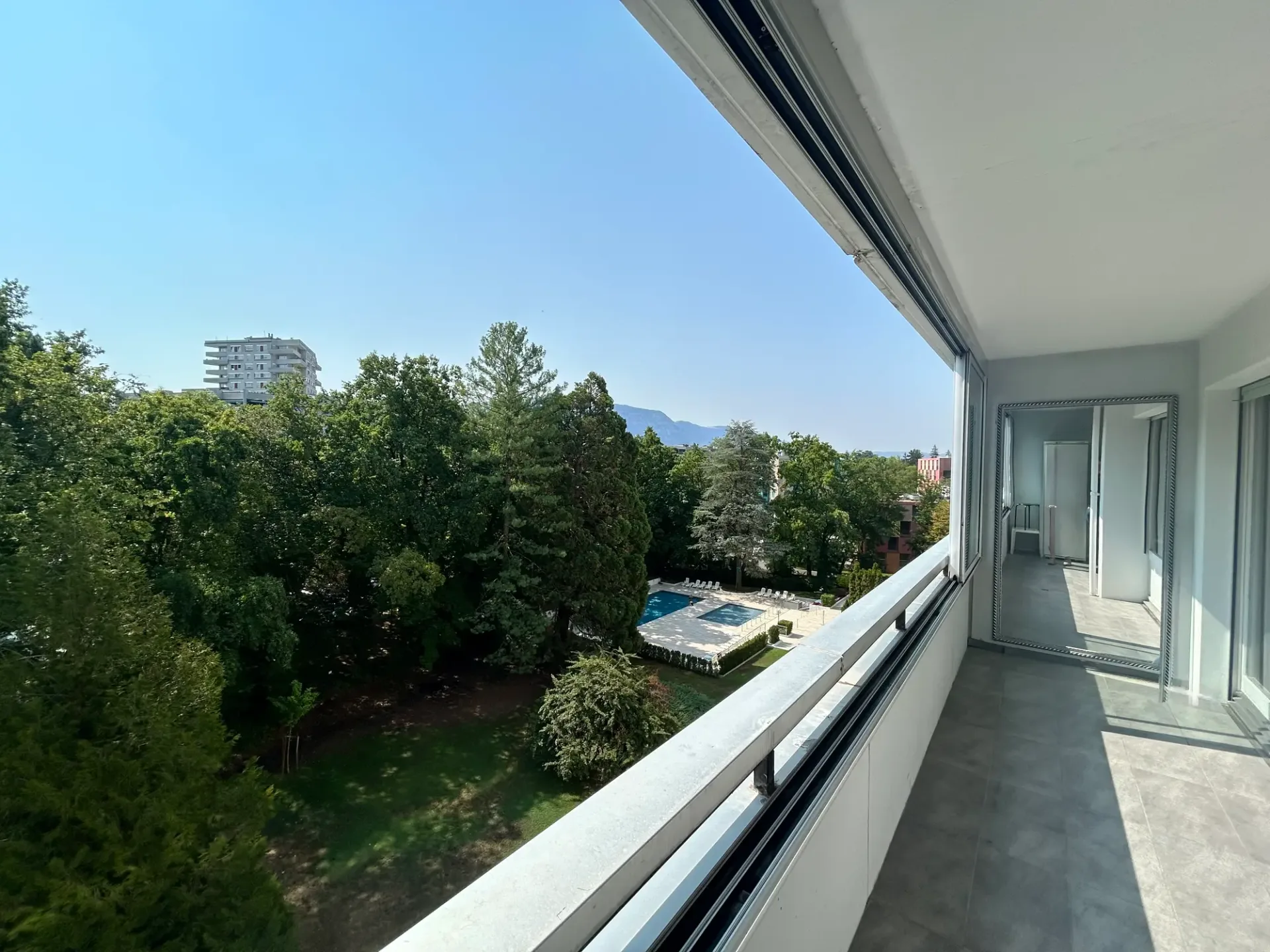 Großes Studio (2 Zimmer) möbliert mit Loggia und Zugang zu einem magnifizierten Pa