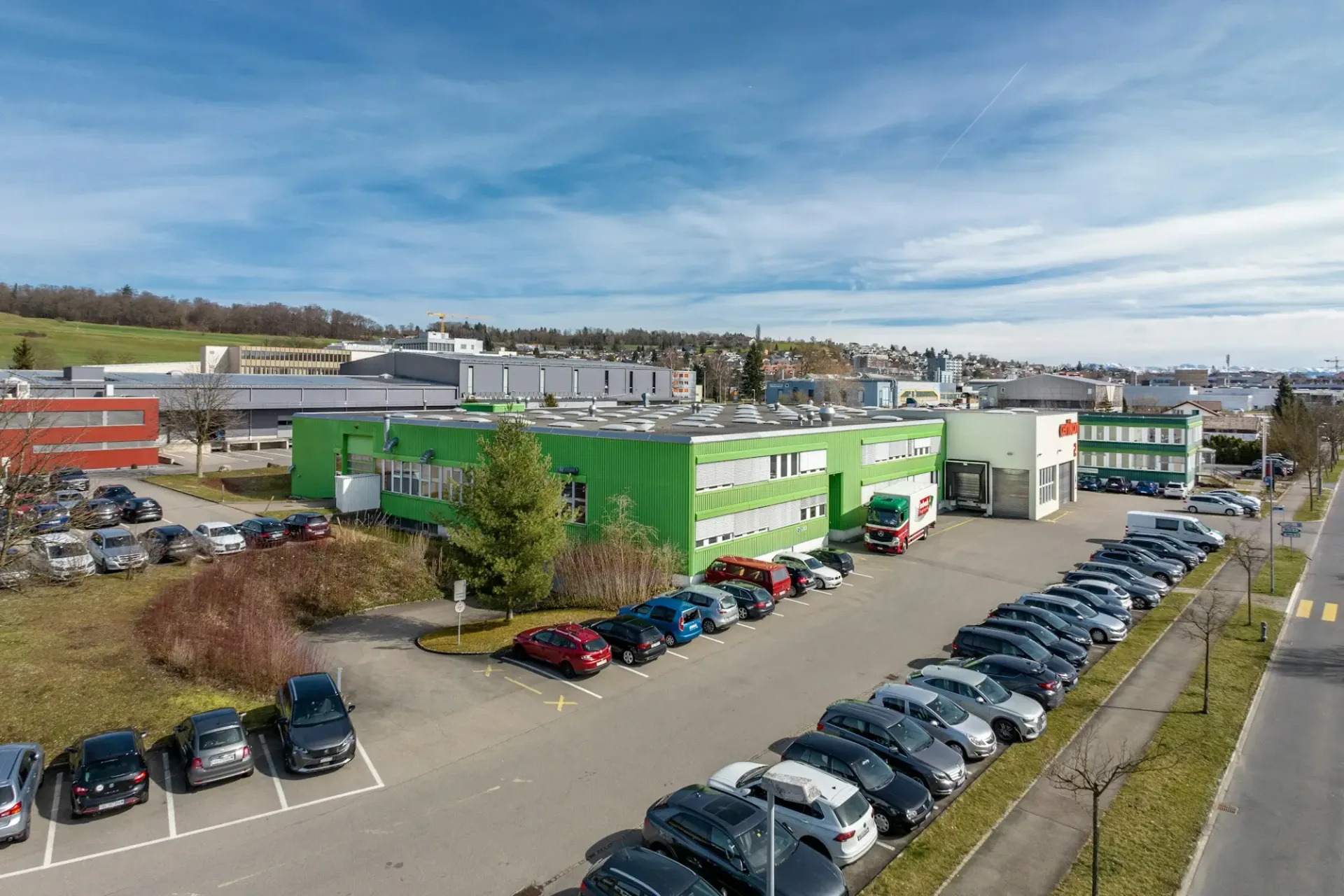 Espaces commerciaux et de production avec bureau à partir de 2'000 m² - flexibles et bien connectés