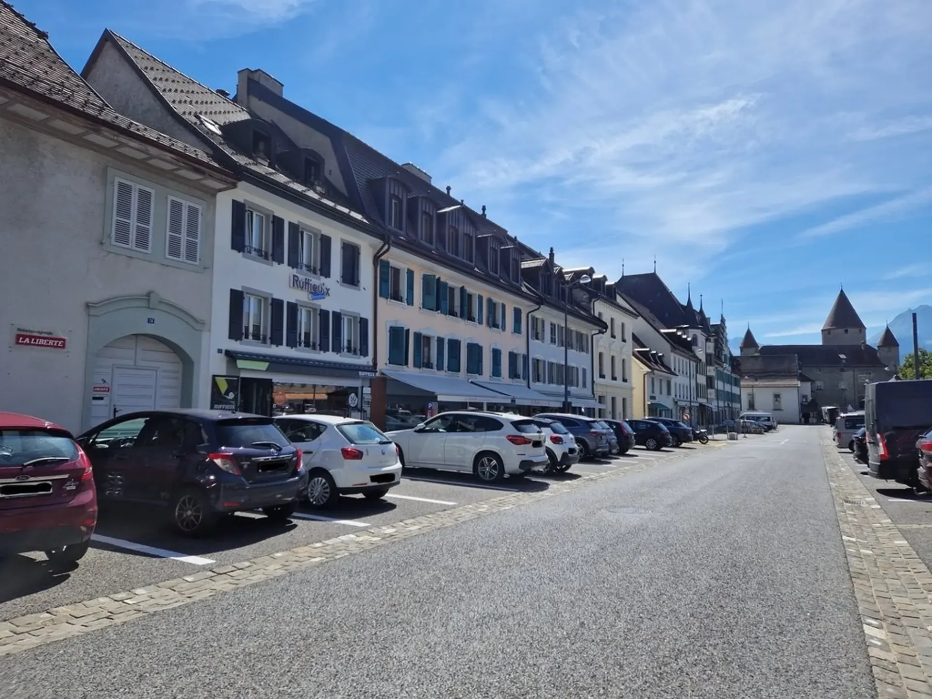 Fully renovated 2-room apartment for CHF 1'350.-/month incl. charges
