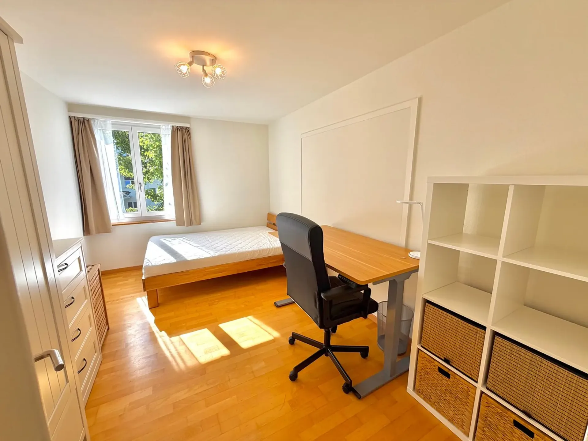 Grosses Zimmer in Gehdistanz zur ETH Hönggerberg :)
