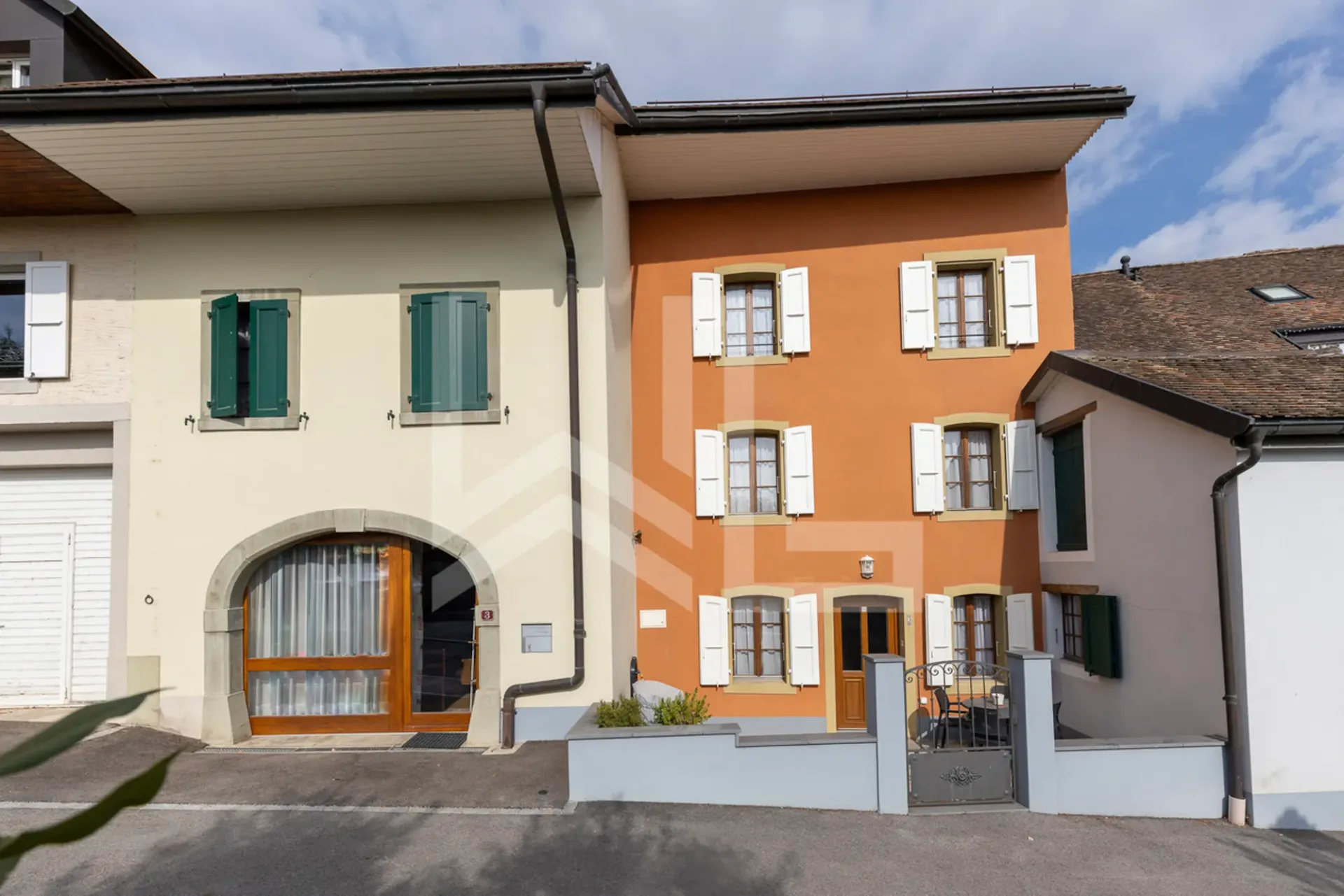 AUTHENTIQUE MAISON DE VILLAGE AVEC JARDIN