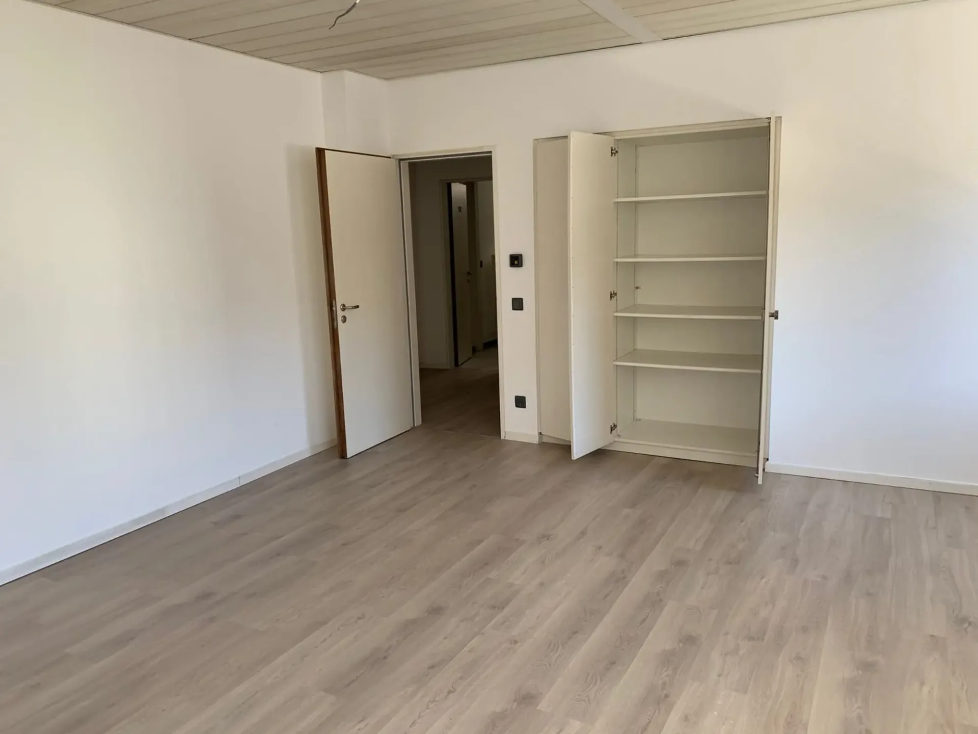 Bürogebäude mit Einkommen, möglich zum Kauf für ausländische Staatsbürger, die nicht in der Schweiz ansässig sind