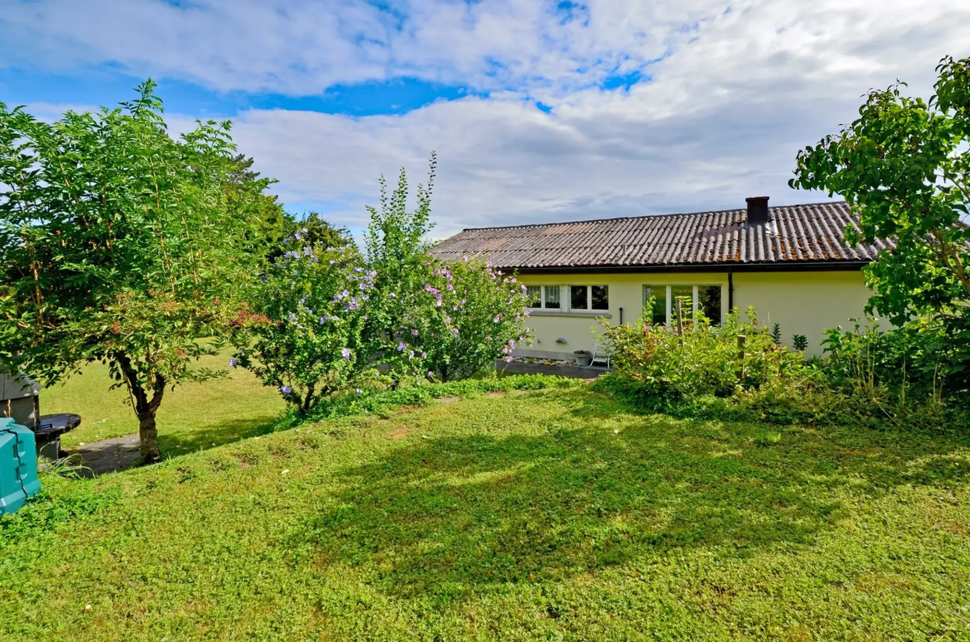 Einfamilienhaus mit Einliegerwohnung und viel Umschwung