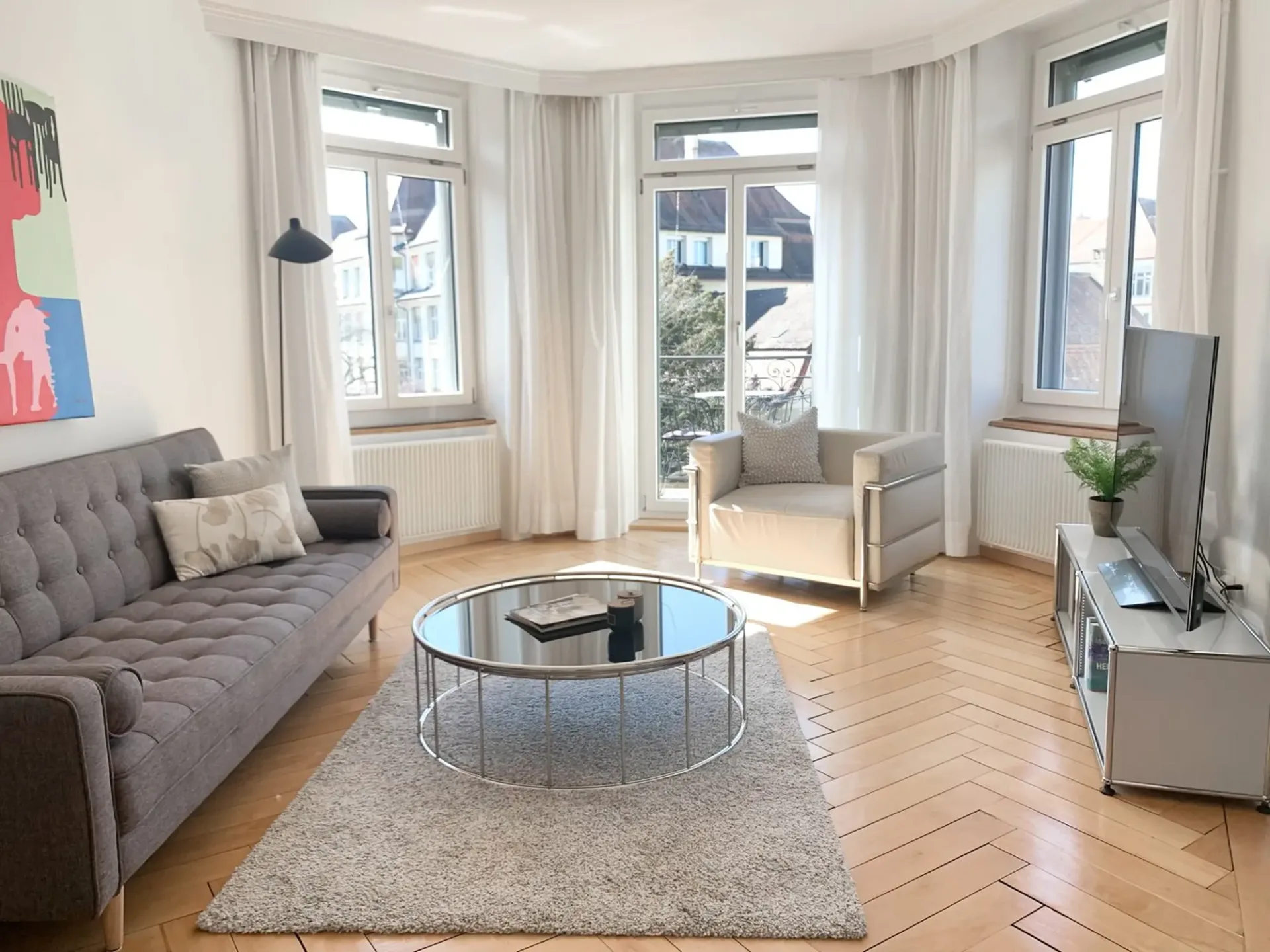 Spacious 1-bedroom apartment with balcony and weekly cleaning service for rent