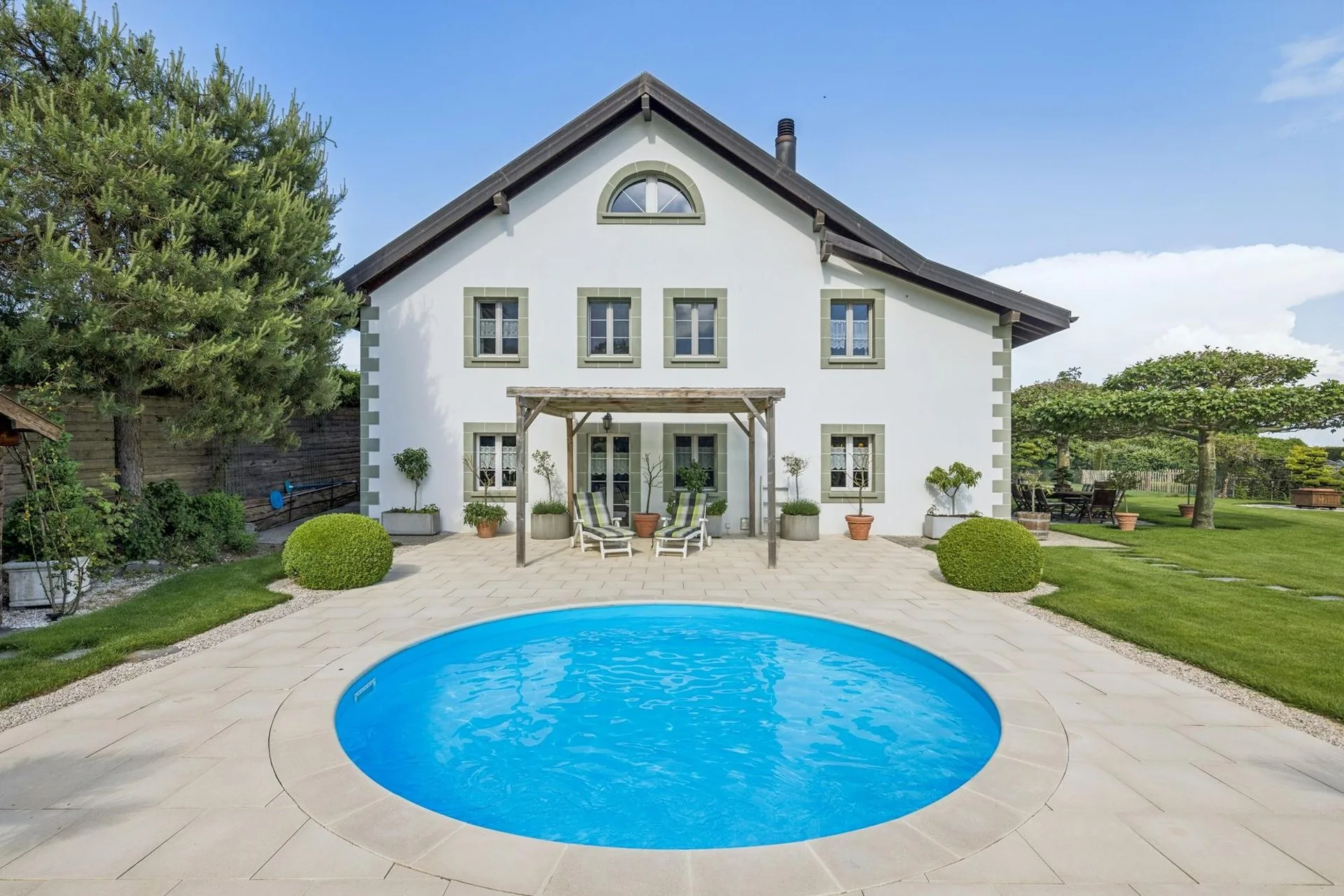 Außergewöhnliche 8-Zimmer-Villa mit baumgesäumtem Park und Swimmingpool in Montprev