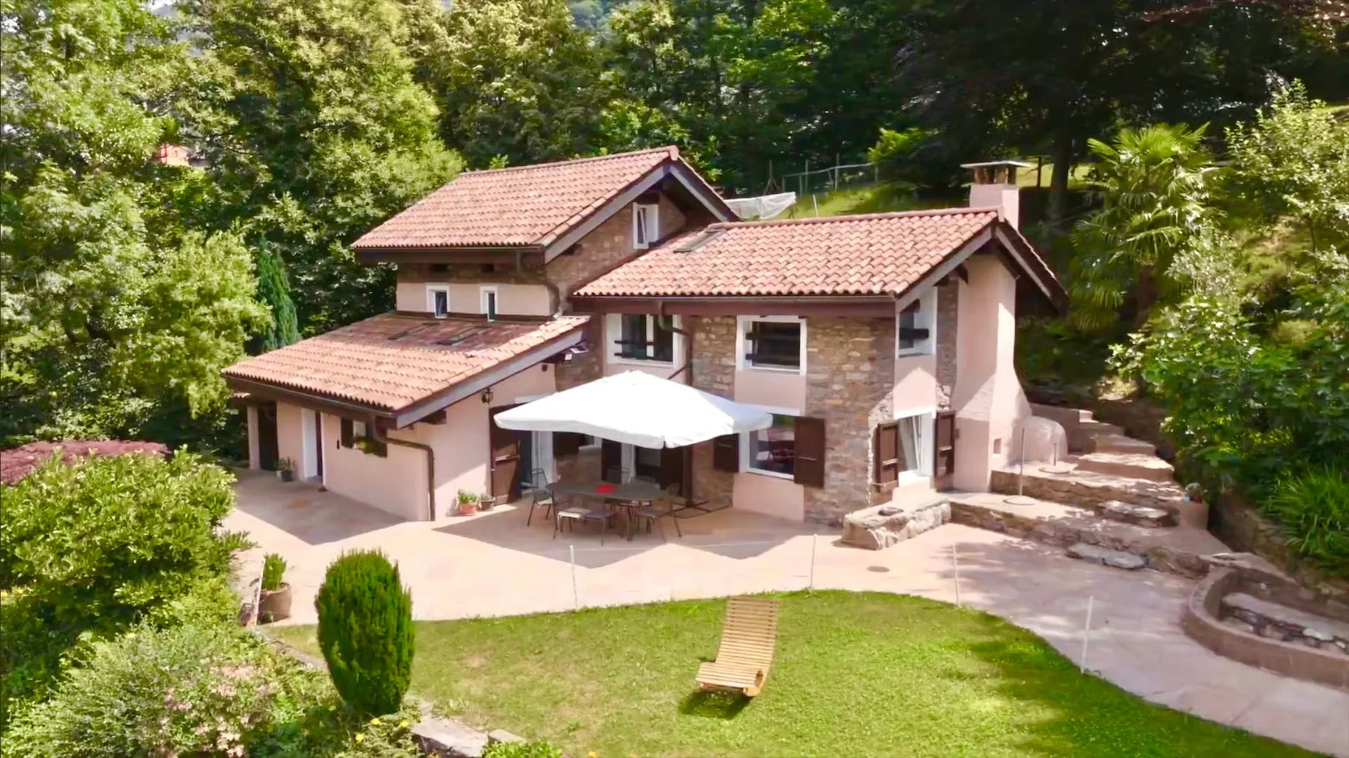 Exklusives Landhaus mit 7,5 Zimmern, eingebettet in die Natur mit separatem Gebäude und Teich