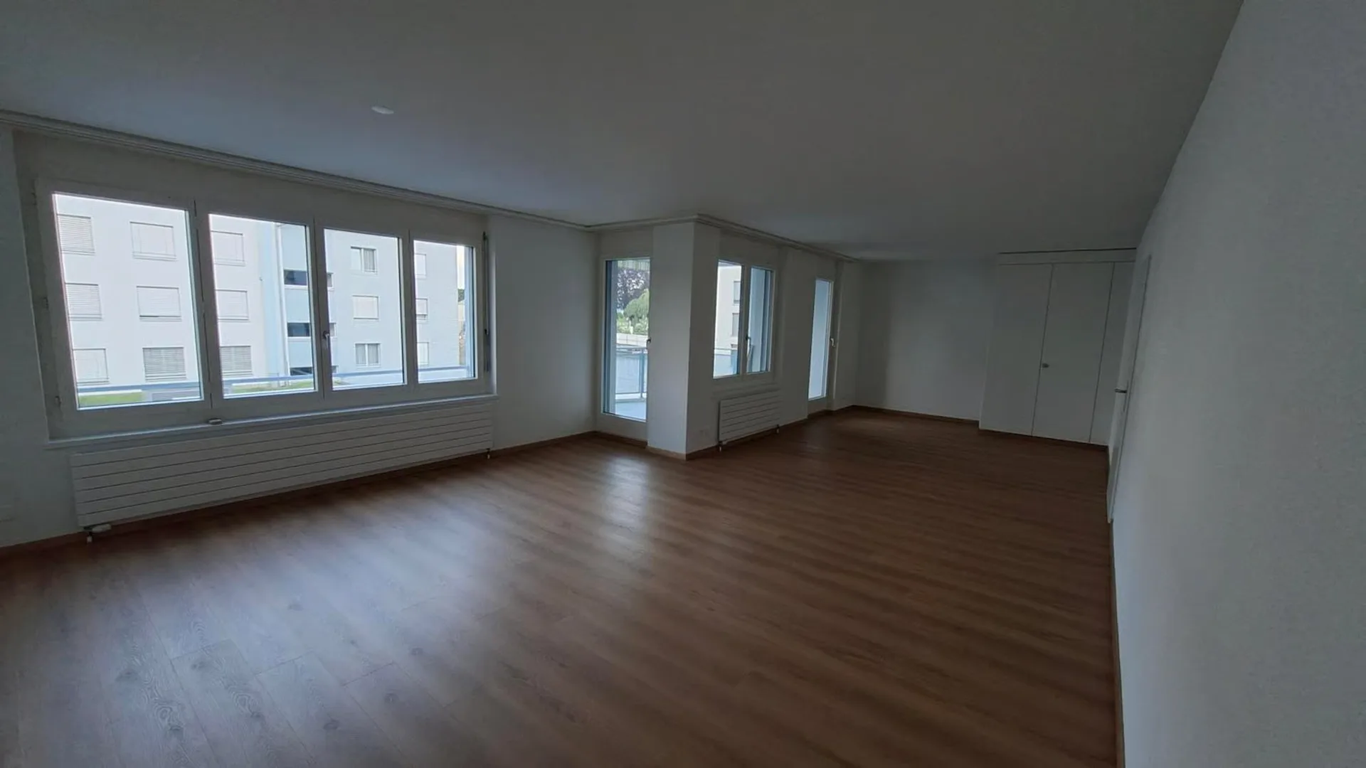 Espace commercial avec balcon – travailler avec une plus-value