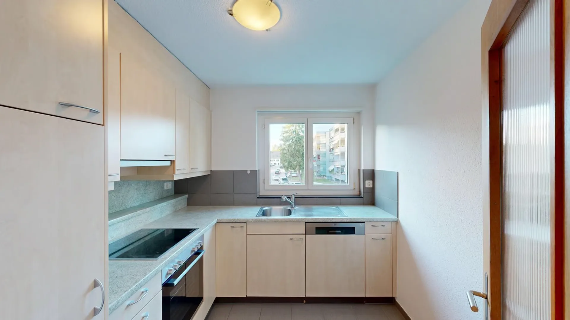 Ruhige 4.5-Zimmer-Wohnung mit Balkon und Garage in Nürensdorf