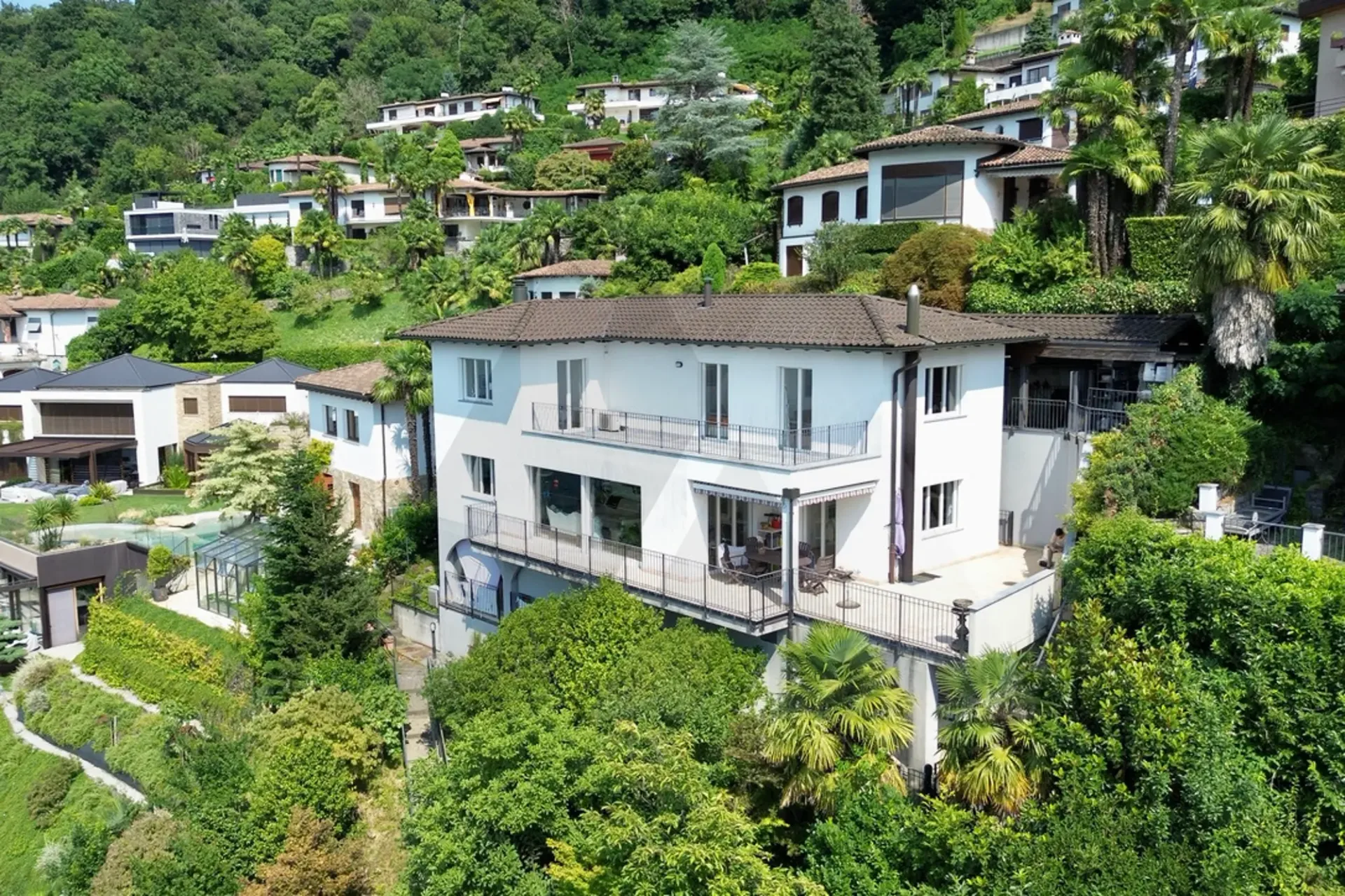 ELEGANTE PROPRIETÀ CON VISTA LAGO E SPIAGGIA PRIVATA
