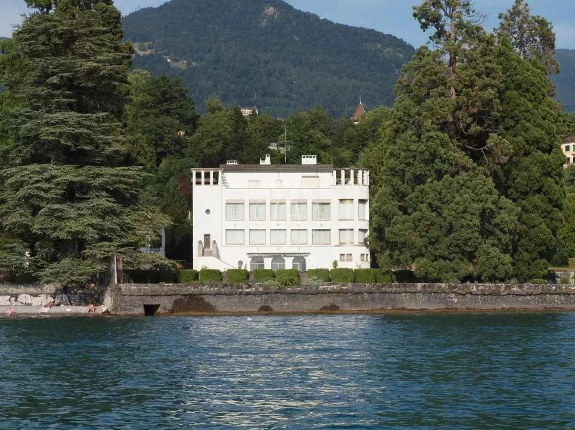 Außergewöhnliches Anwesen direkt am See in der Nähe von Montreux