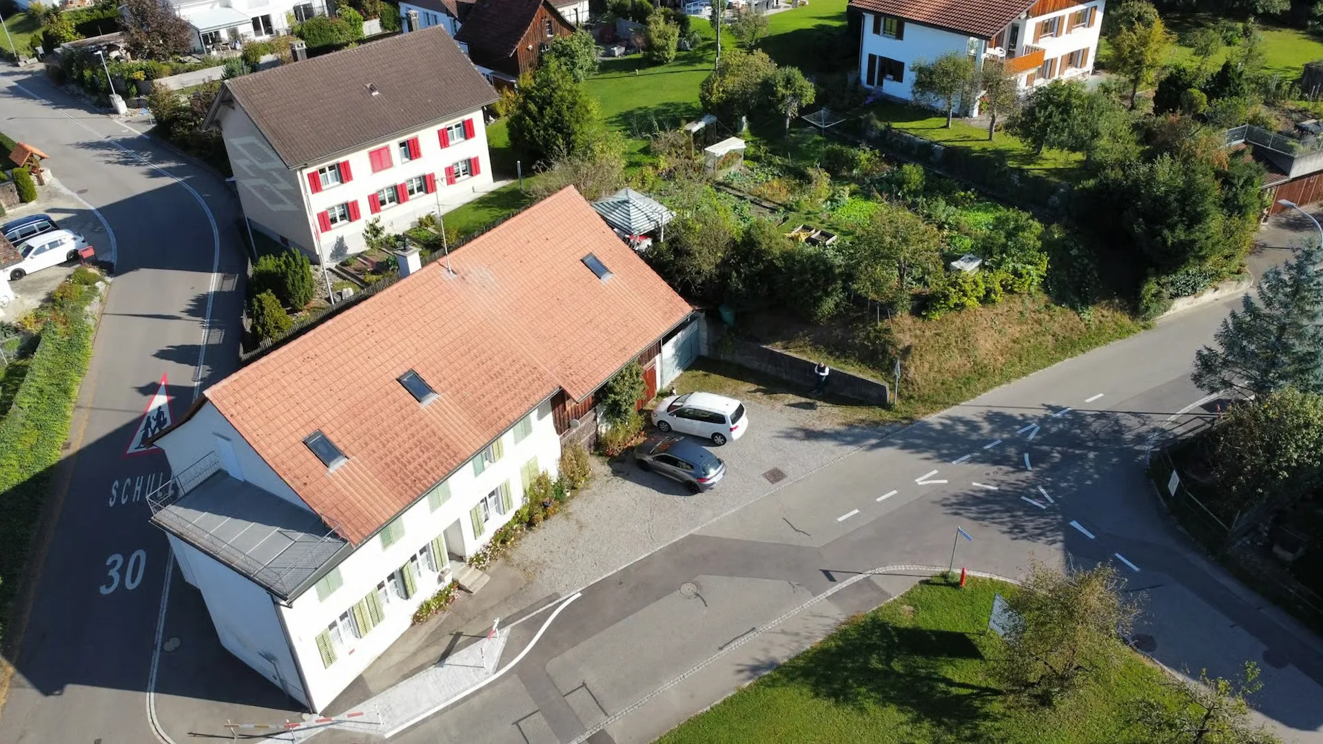 Für Selbstnutzer oder Kleinanleger: Charmantes Wohnensemble mit zwei Wohnungen und grosser Scheune