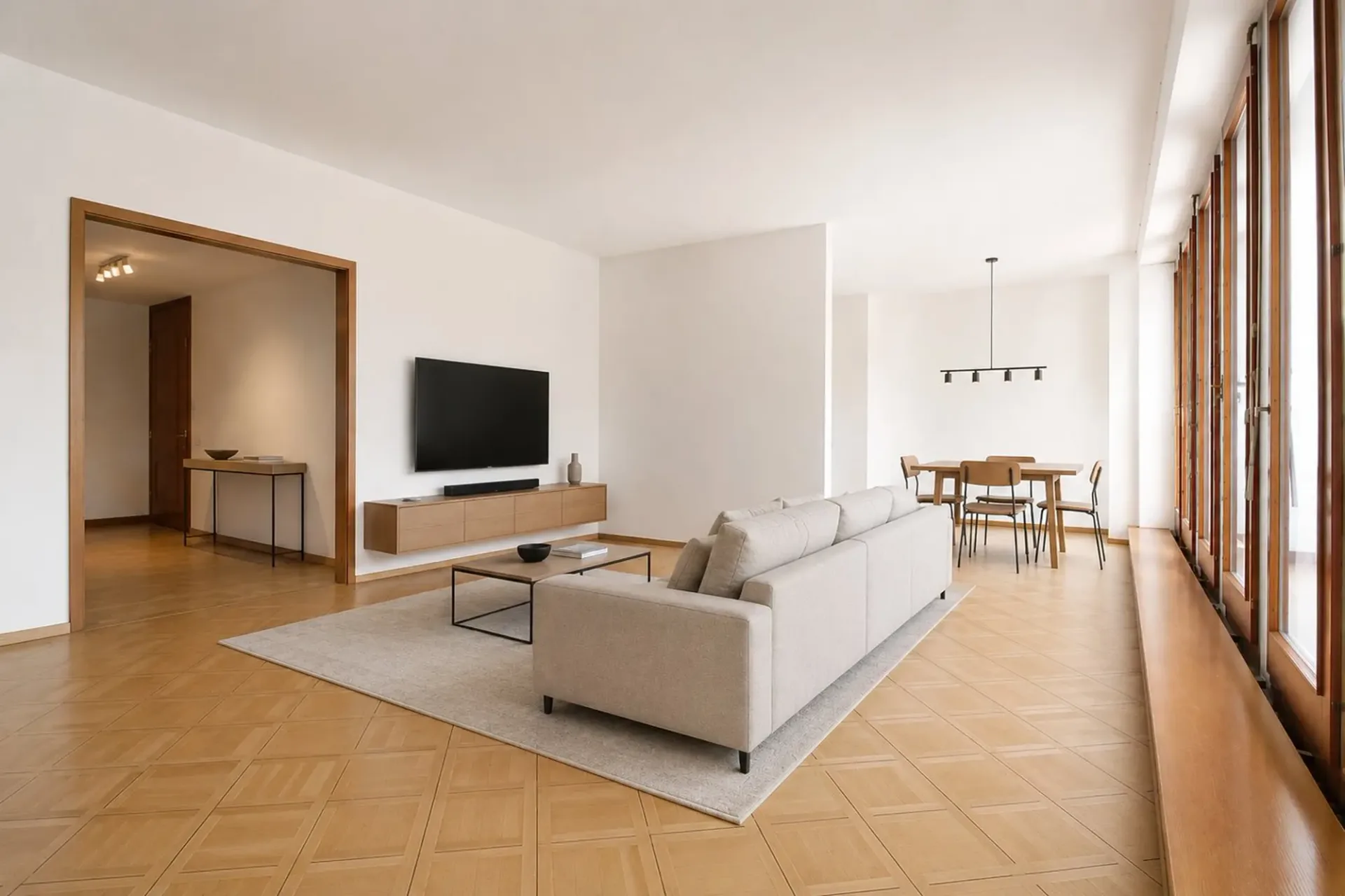 RARE: unique 4.5 room apartment in a private residence/spacieux 4.5 pièces dans une résidence privée