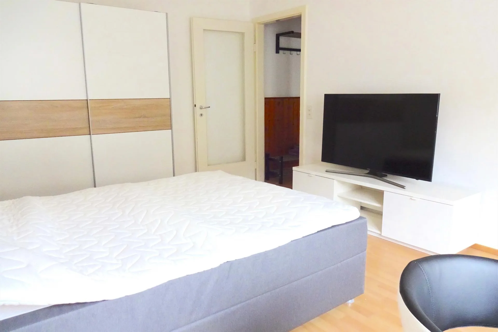 Furnished room in modernised apartment in a top location