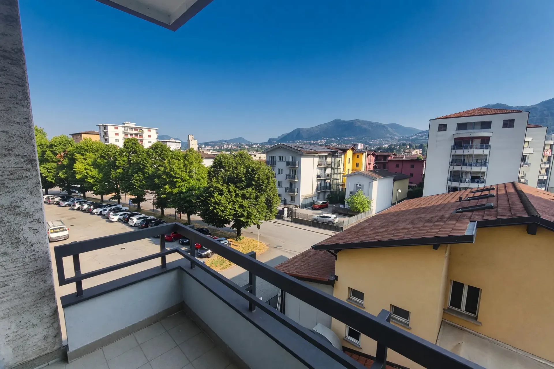 Geräumige 4,5-Zimmer-Wohnung mit zwei Terrassen, schöner Aussicht und bewohnbarer Küche