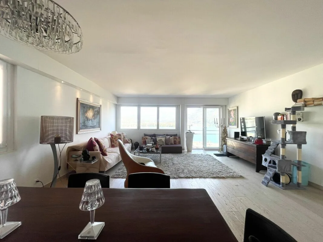 Spazioso appartamento con vista panoramica e piscina