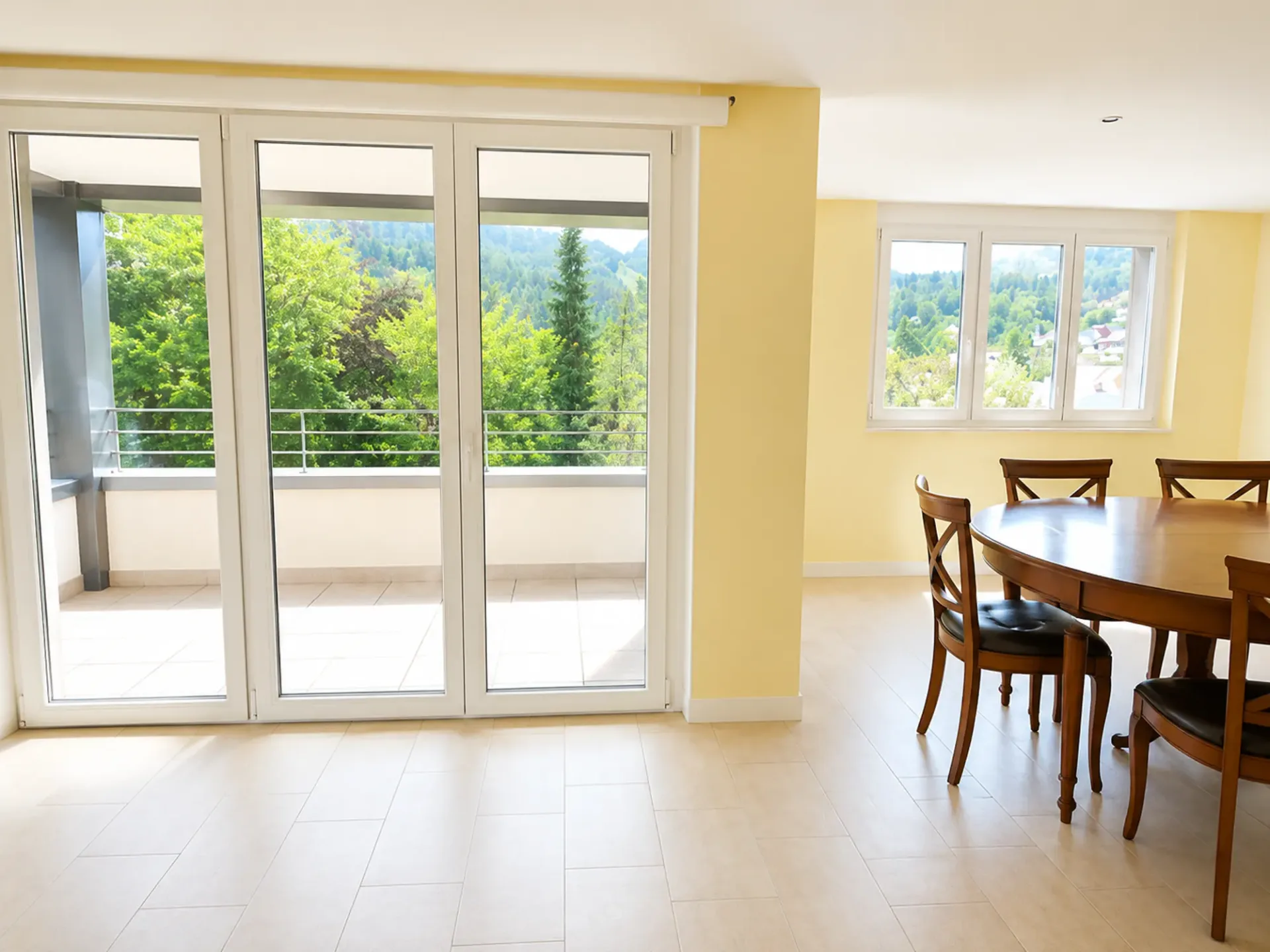 Wohnung mit möbliertem Balkon, innenliegender Garage und nahe dem Bahnhof
