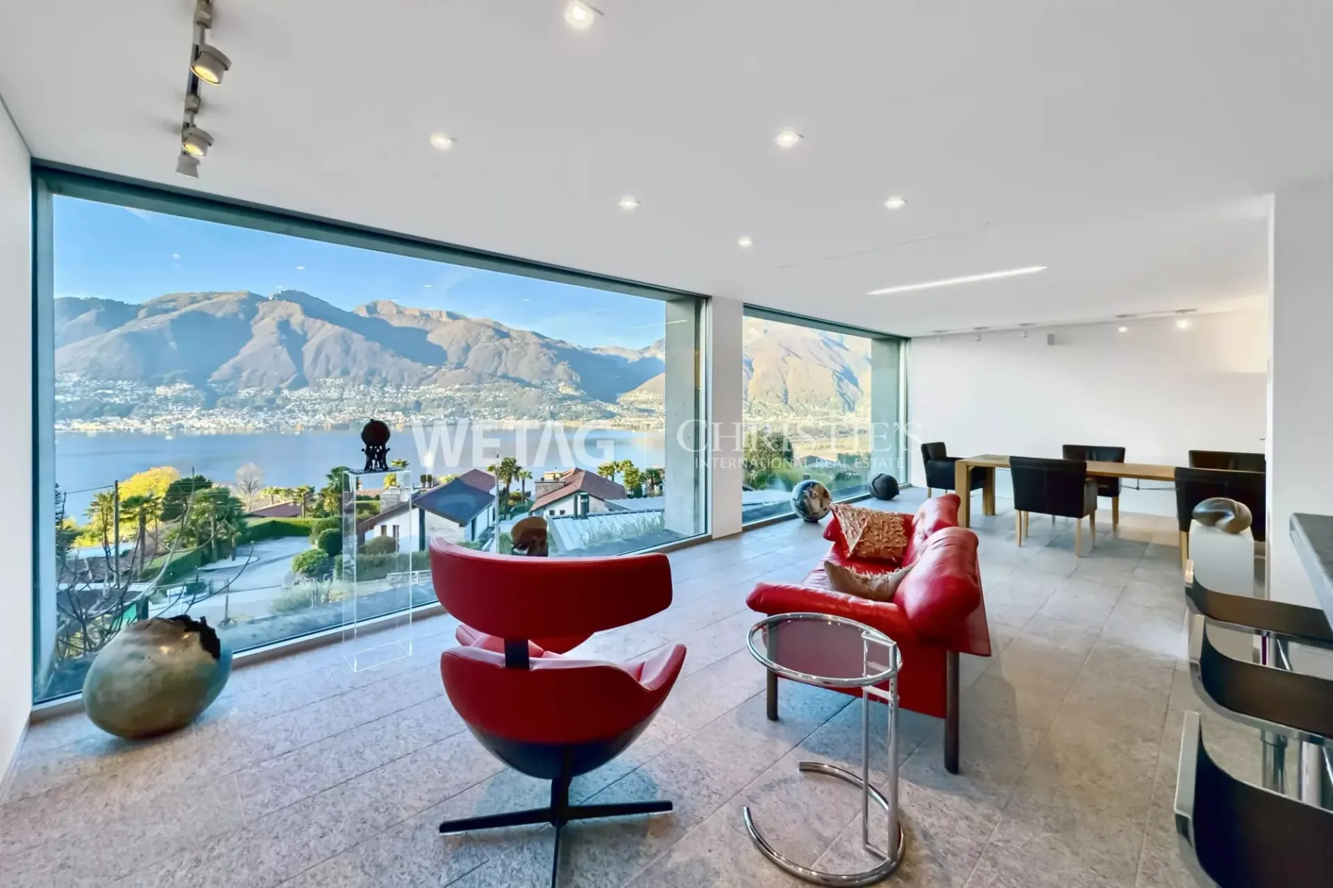 Exklusive Villa mit Panoramablick, grosszügigen Terrassen & Aussenpool im Gambarogno zu verkaufen