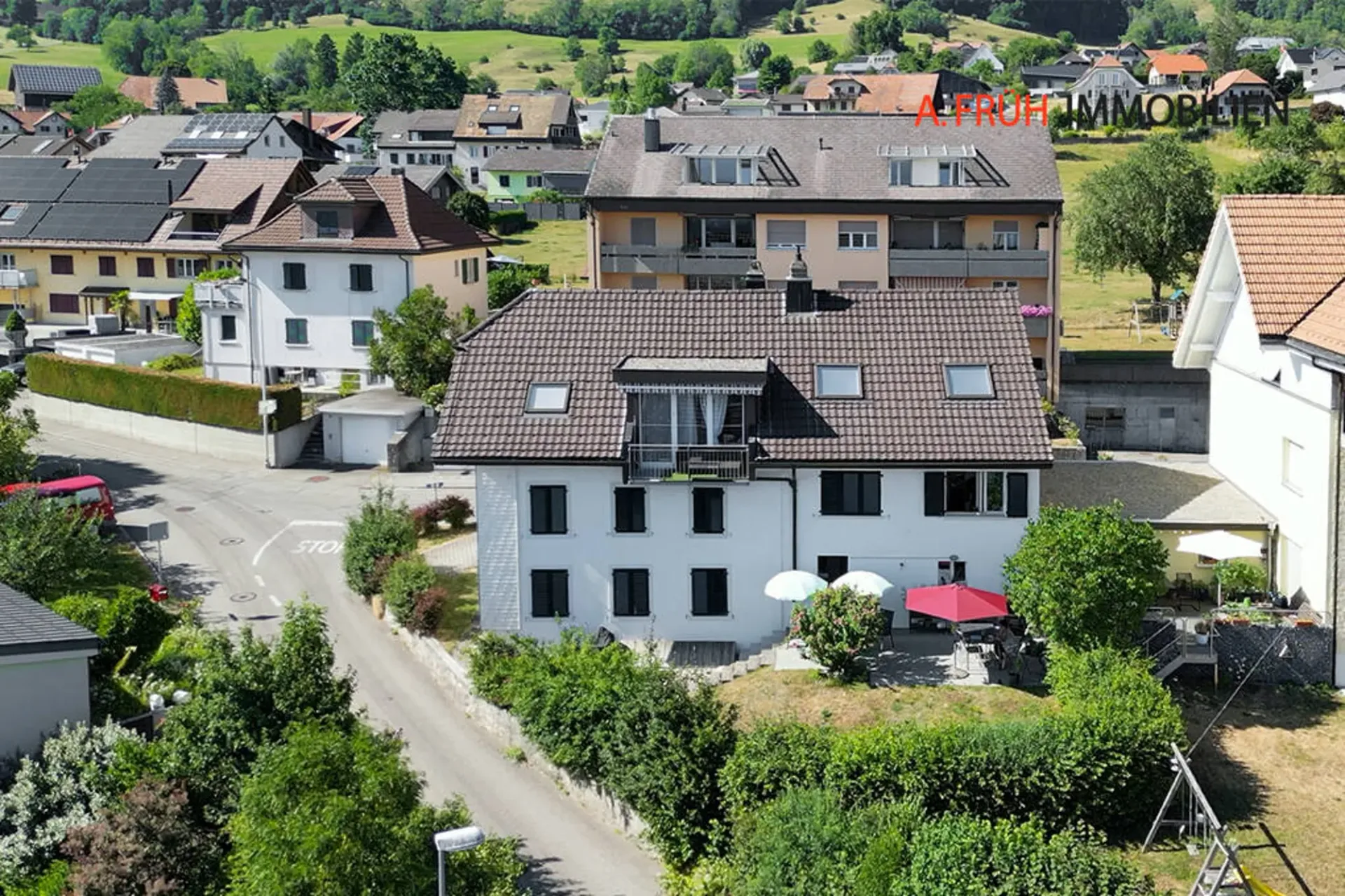 Über dem Aaretal  Mehrfamilienhaus mit Blick zu den Alpen