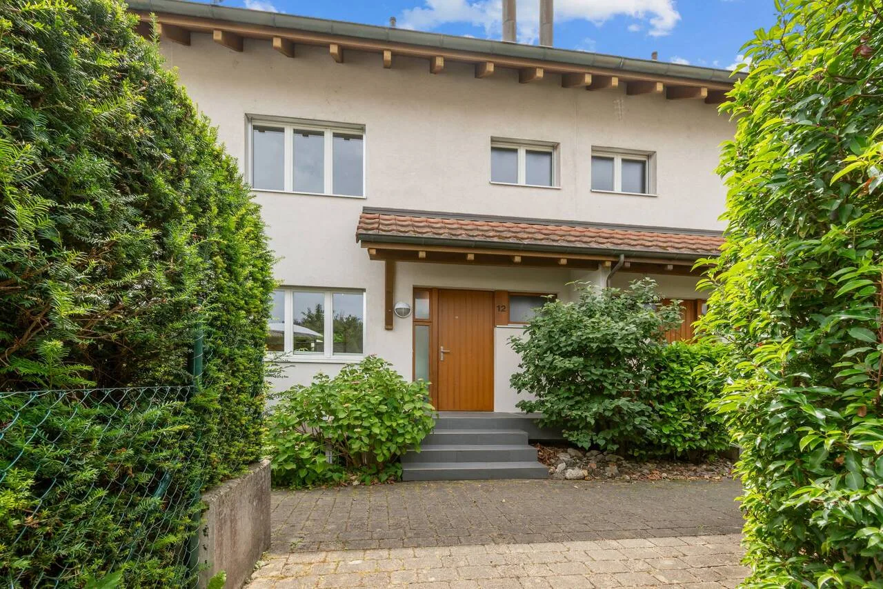Family-friendly row house in a well-connected location!