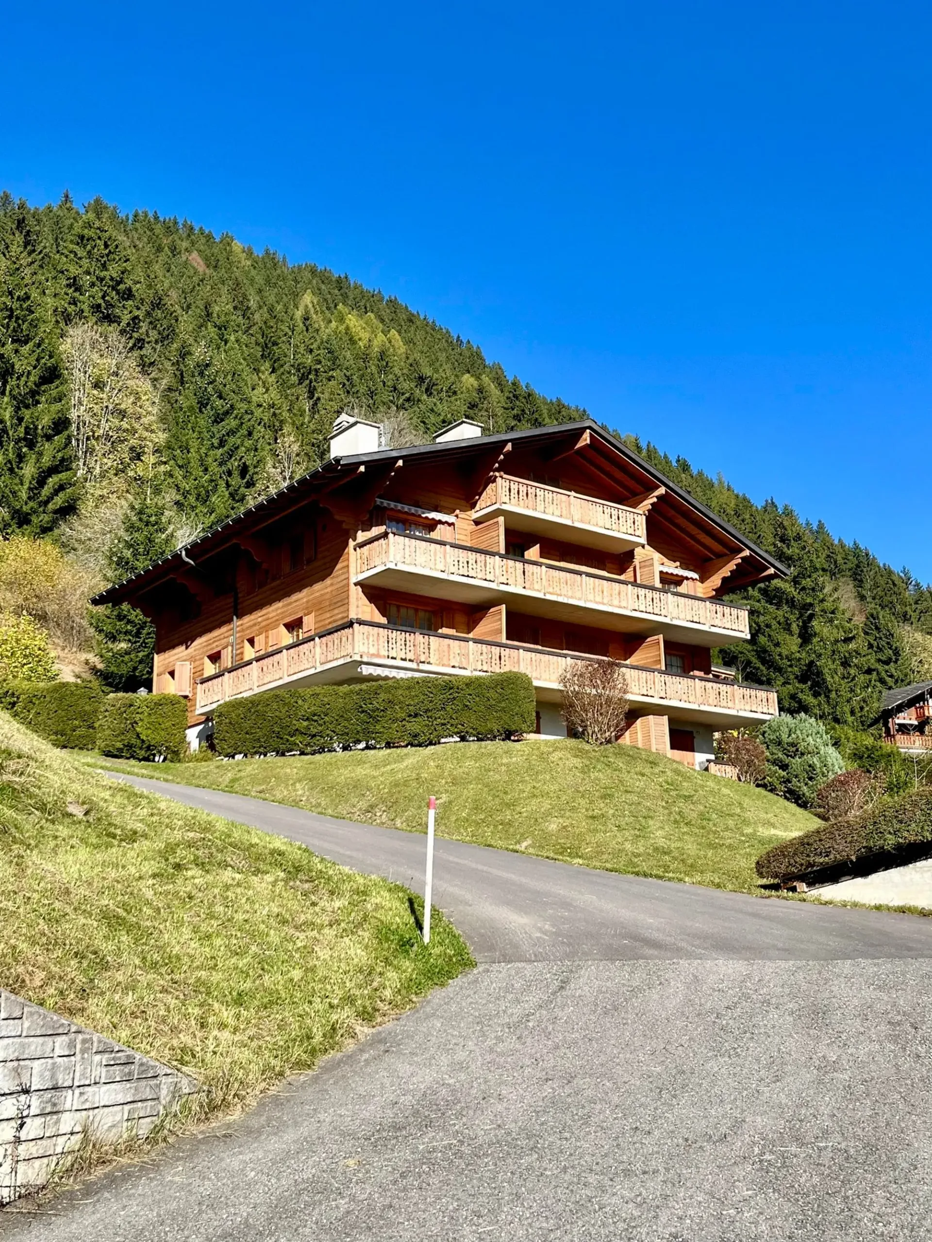 Schönes Doppelhaus mit 4.5 Zimmern im Attikageschoss mit Parkplatz