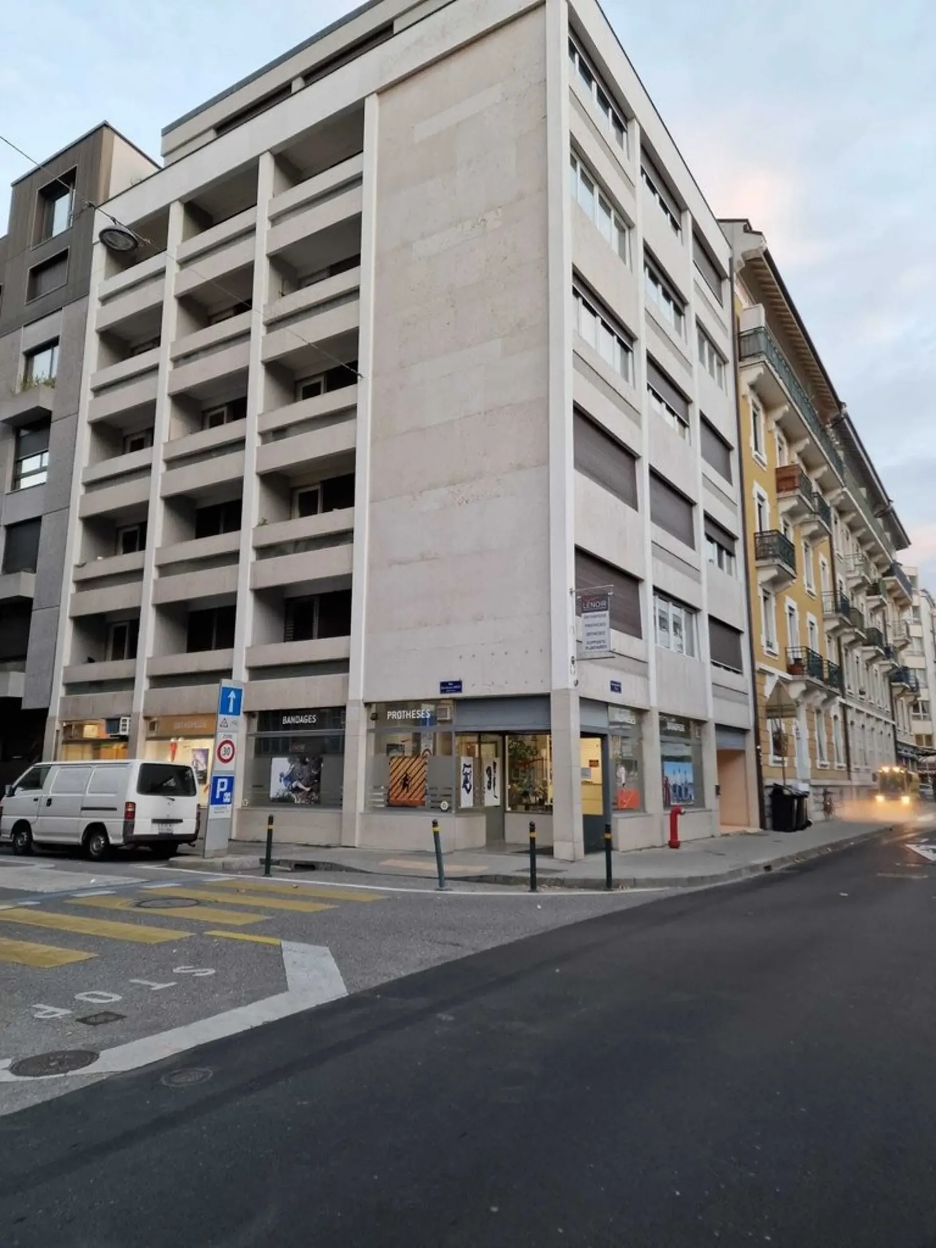 Arcade von etwa 120m2 + Keller gegenüber den HUG