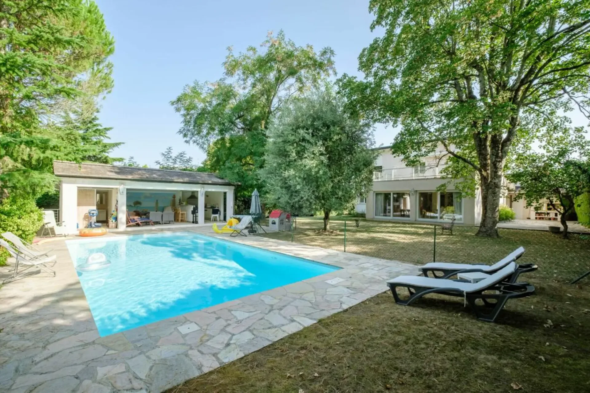 Schönes Einzelhaus mit Pool in Corsier